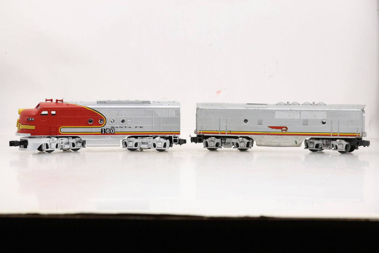 Lionel O Gauge Santa Fe 2343 A & B units # 6-18128 and 6-18129: Lionel O Gauge Santa Fe 2343 A & B units # 6-18128 and 6-18129 Size: 3.75 x 13