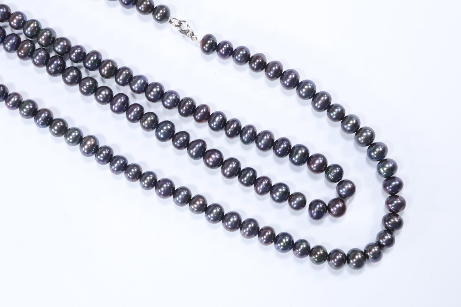 23 inches length Genuine Freshwater Tahitian Pearls Necklace: 23 inches length Genuine Freshwater Tahitian Pearls Necklace.
