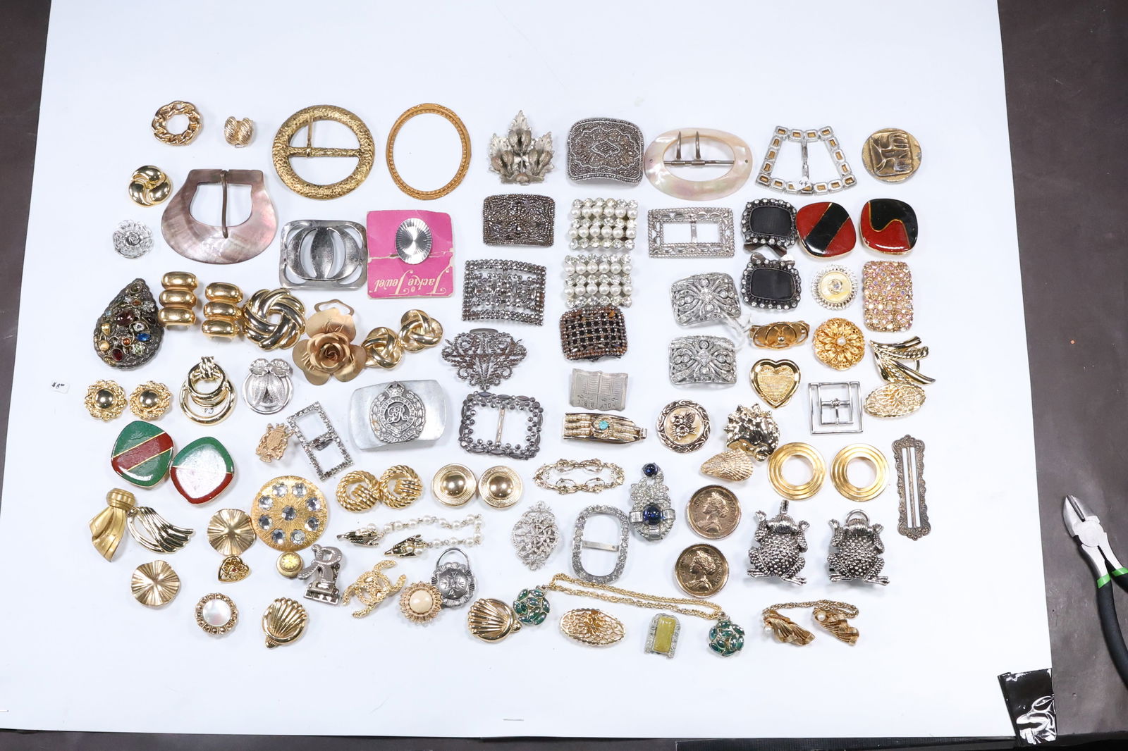 Large Estate Group Lot Costume Jewelry 90 Pieces Shoe Clips, Scarf Clips, Buckles (1 of 20)
