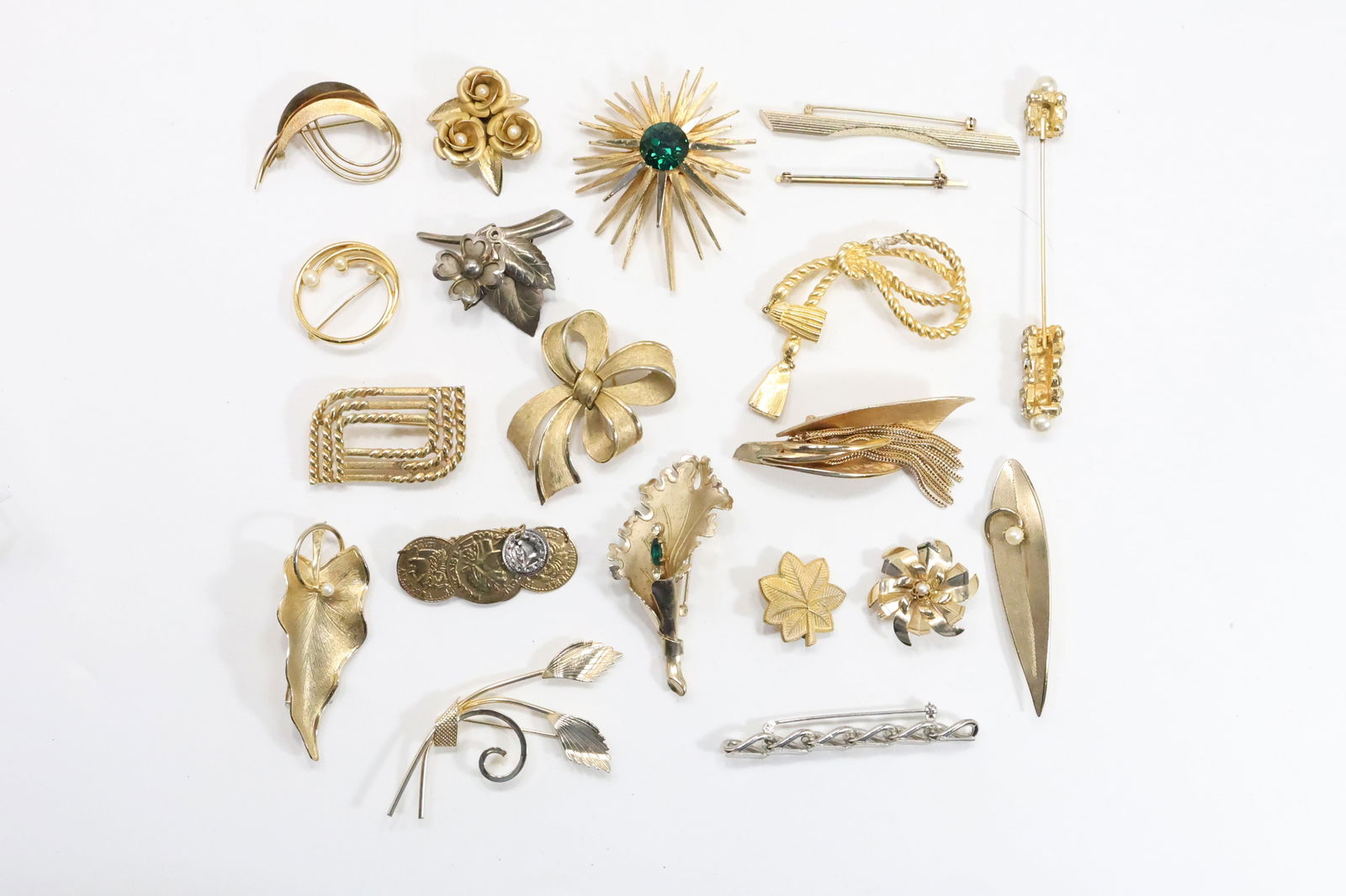 Estate Grouping of 20 Costume Jewelry Fashion Pins - Nice Variety: Estate Grouping of 20 Costume Jewelry Fashion Pins - Nice Variety.includes Capri, Trifari, Monet ; sizes range 1 in. to 4 1/2 in.