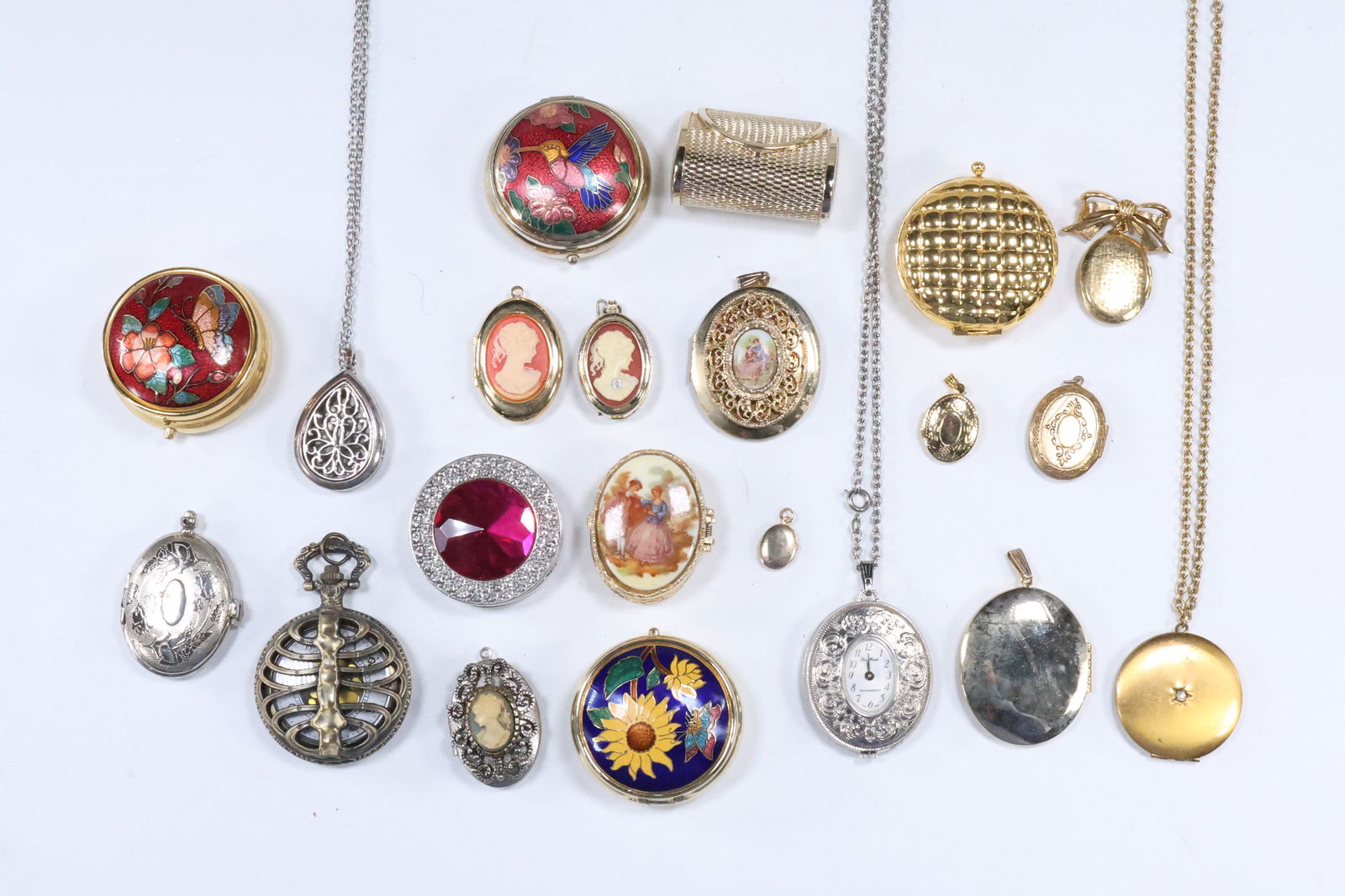 20 Piece Estate Grouping of Assorted Vintage Compacts and Lockets (1 of 14)