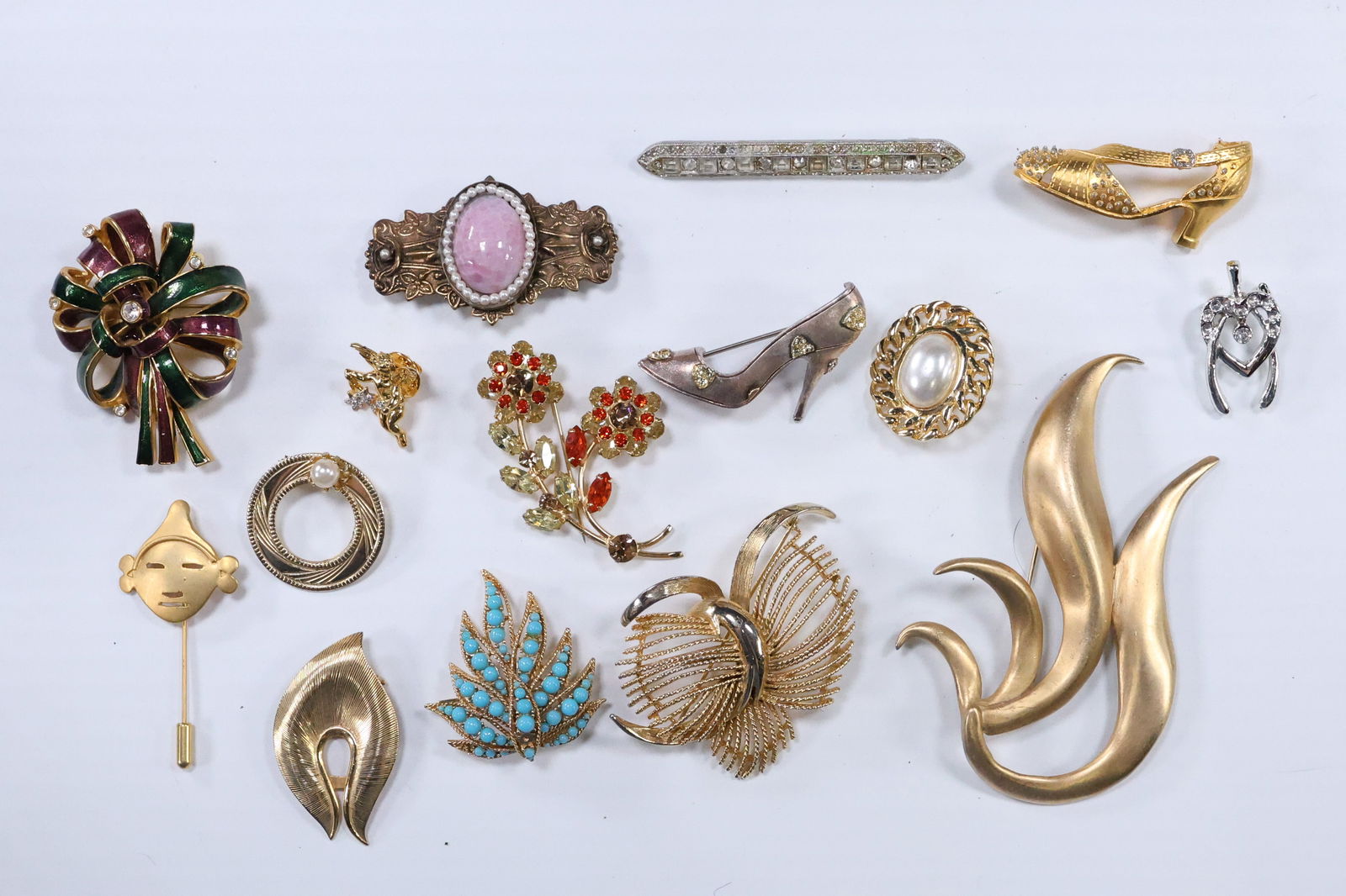 Estate Grouping of 15 Assorted Costume Jewelry Fashion Designer Pins including Kramer, Lisner, Ciner (1 of 16)