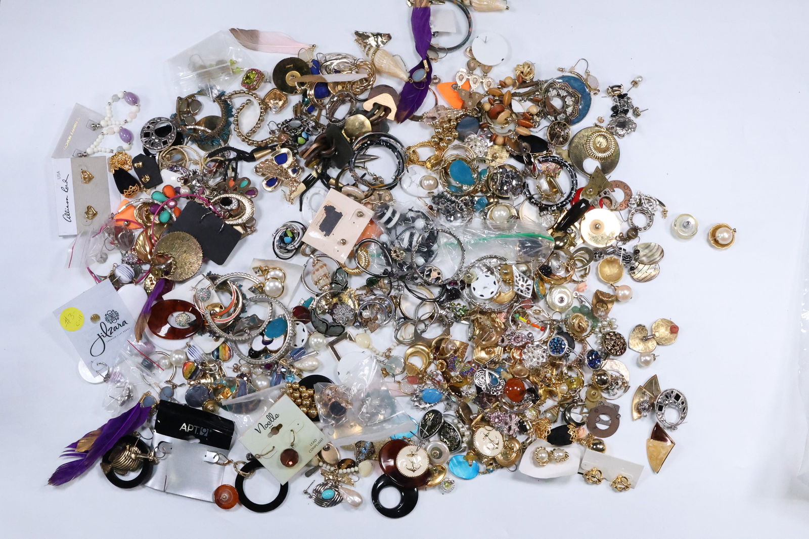 Estate Grouping Costume Fashion Jewelry Assorted 200 PIERCED EARRINGS - Huge Selection (1 of 20)