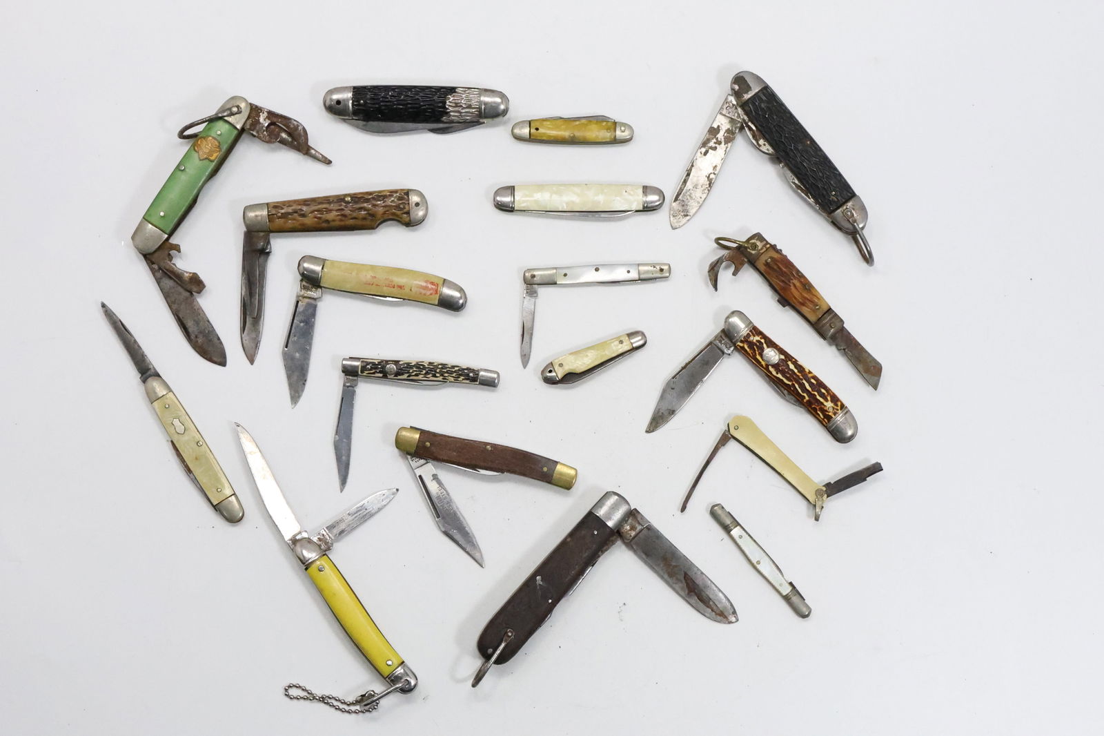 18 Assorted Vintage Pocket Knives: Pearl Handle 2-blade; Camillus wood 1-blade; Camco 4-blades (1 of 16)