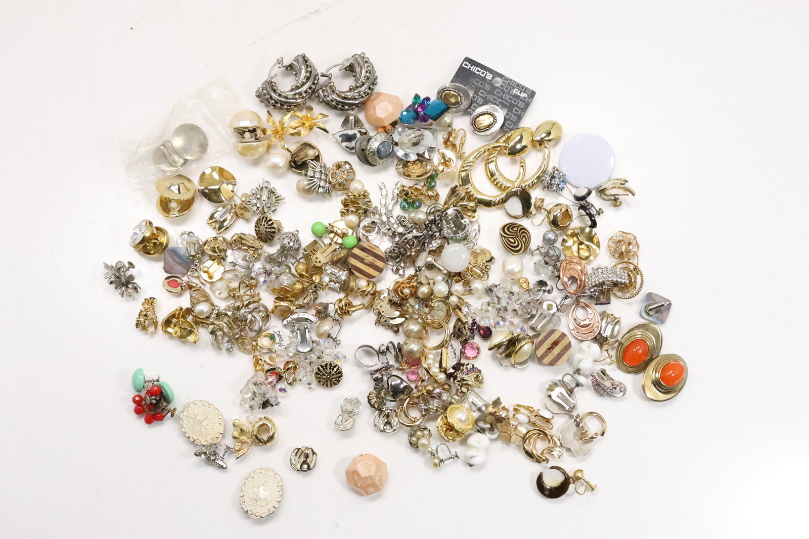 Estate Grouping Costume Fashion Jewelry 100 Clip-on / Screw Back Earrings: Dodd, Napier,: Estate Grouping Costume Fashion Jewelry 100 Clip-on / Screw Back Earrings: Dodd, Napier, Monet, AMN, Trifari, Germany, E Pearl, Coro, Vendome, Chico's