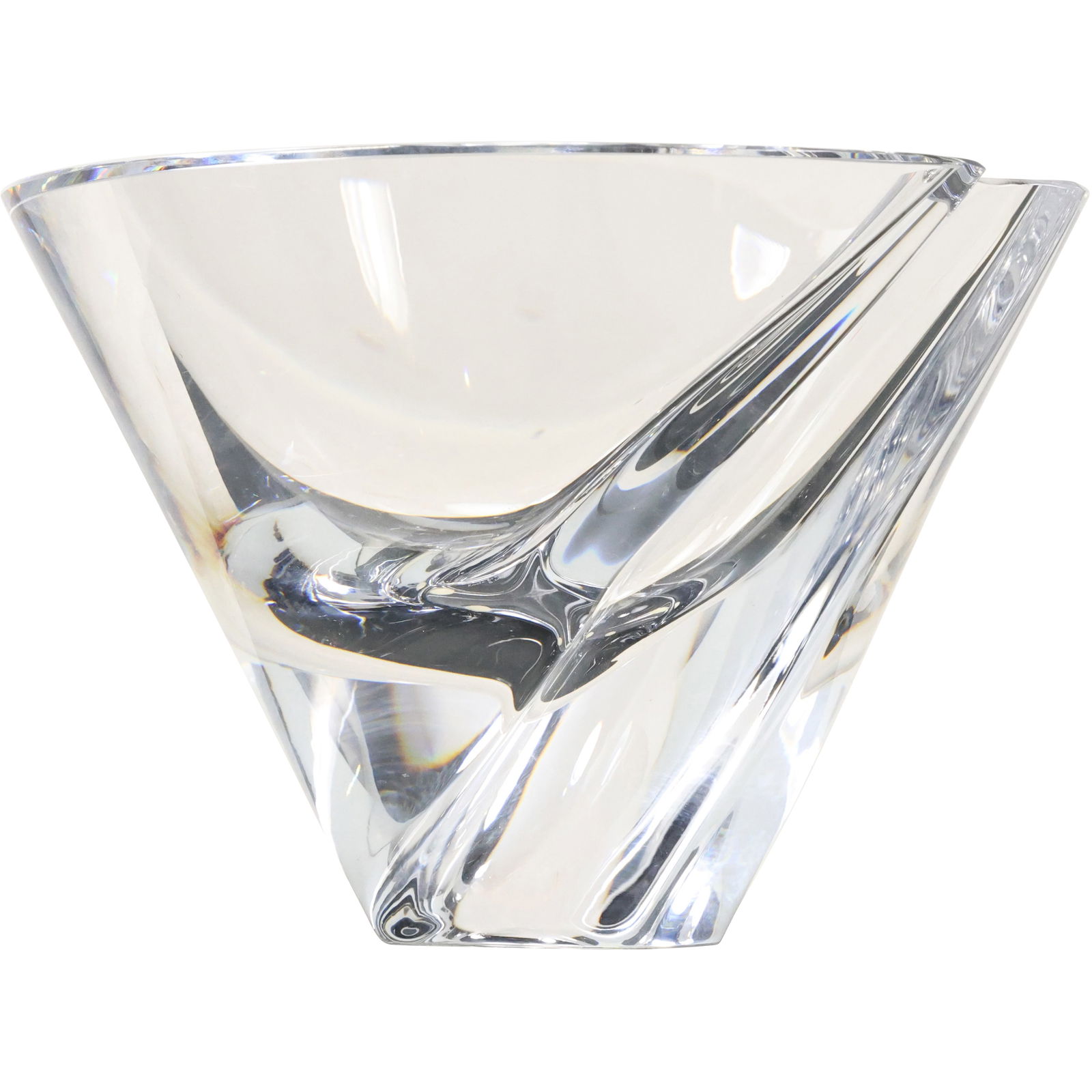 Signed Göran Wärff for Kosta Boda – Crystal Glass Bowl with Original Label: This elegant crystal glass bowl, designed by renowned Swedish artist Göran Wärff for Kosta Boda, exemplifies the timeless craftsmanship and artistry for which the brand is celebrated. The bowl featu