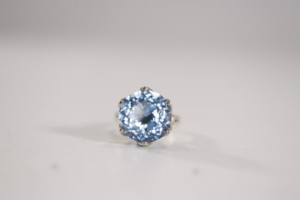 .925 Sterling Silver Taxco Large Round Blue Topaz set in a raised Petal Setting Ring Size 7.5 ; 5/8