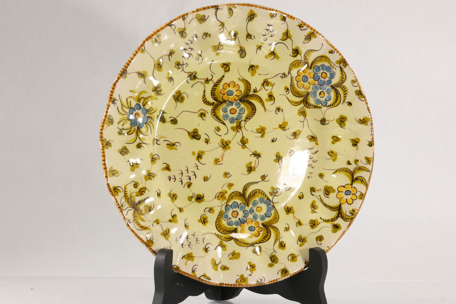 Set of 4 Hand Painted Cantagalli Majolica Plates 9.5 in. diameter, Renaissance-style Pattern: Set of 4 Hand Painted Cantagalli Majolica Plates 9.5 in. diameter, Renaissance-style Pattern. Note some rim chips See Pictures. size: 1h x 9.5w
