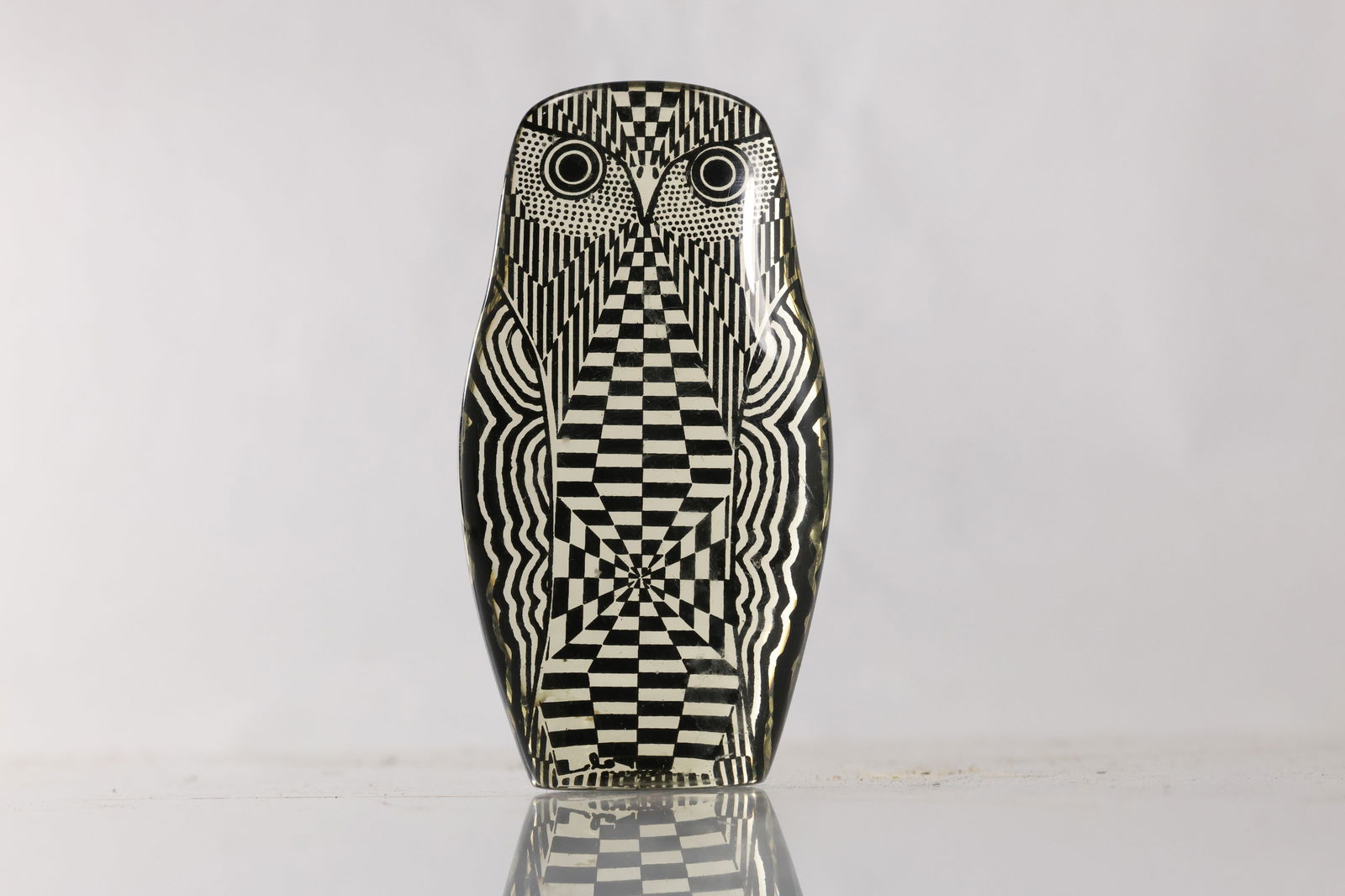 Lucite Owl sculpture by Brazilian artist Abraham Palatnik, 4.5 inches height: Lucite Owl sculpture by Brazilian artist Abraham Palatnik, 4.5 inches height. size: 4.5 h ; ASKart: Abraham Palatnik (1928 - 2020) was active/lived in Israel, Brazil. Abraham Palatnik is known for Kin
