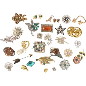 30 Assorted Costume Jewelry Pins and Clips 3 1/2 in. x 1 5/8 in. to 3/4 in.