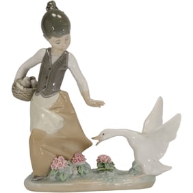 Lladro fine porcelain "Agressive Goose" Figurine 9 in. height x 7 in. wide
