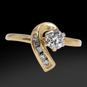 14K Gold Diamond Engagement Ring Size 7, approx. .30 Diamond center & 5 graduated Diamonds