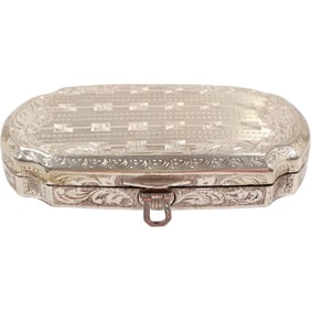 84.8 grams 900 V.T. Make Up Compact Victorian Engraved 3 1/2 in. x 2 in.