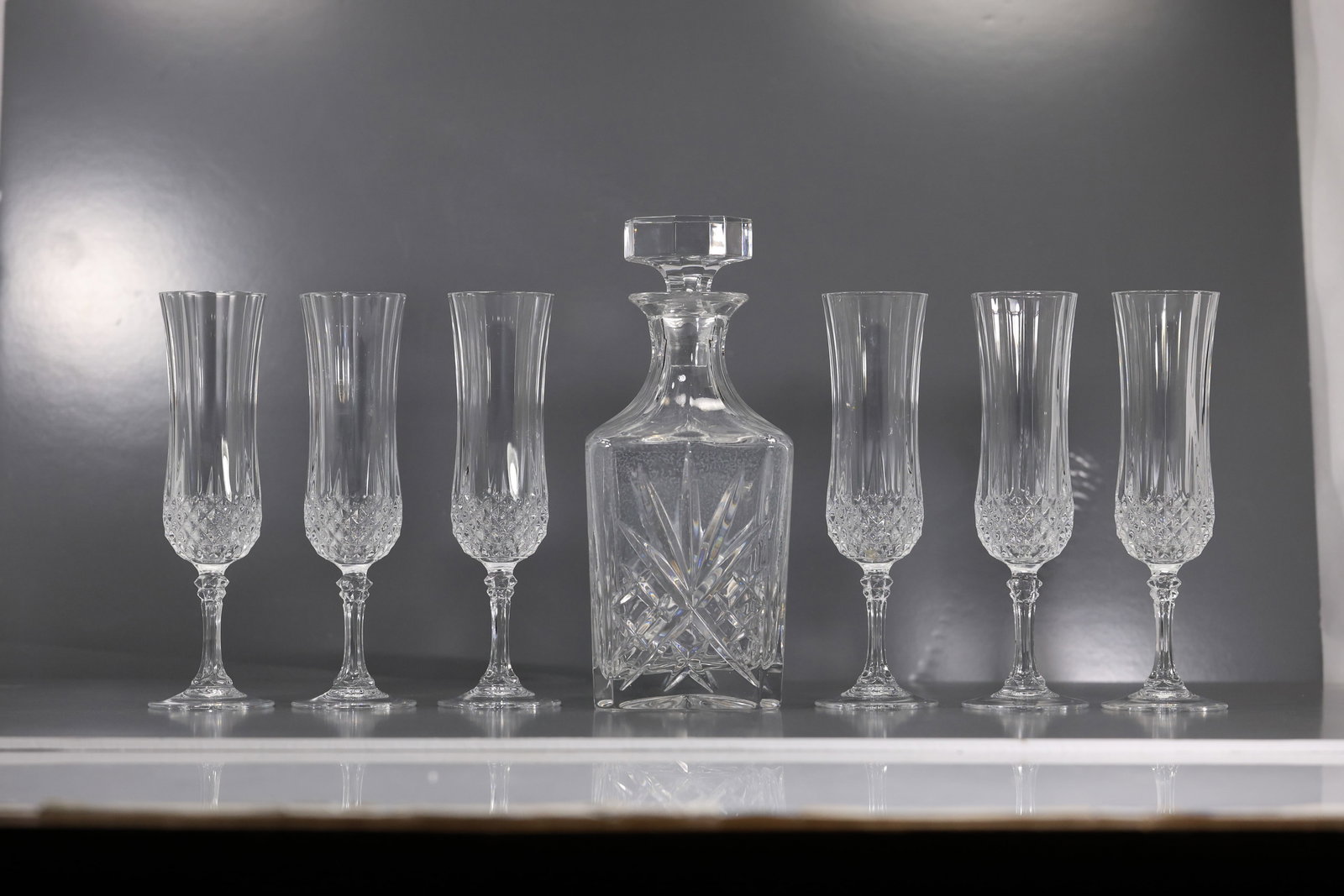 Set 6 Elegant Crystal Glass Champagne Flutes with Crystal Glass Liquor Decanter: Set 6 Elegant Crystal Glass Champagne Flutes with Crystal Glass Liquor Decanter. size: 9.5h 4w S:D