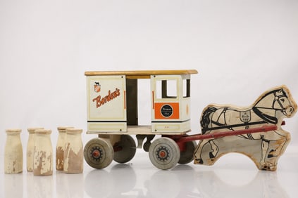 Vintage Borden's Dairy #257 Golden Crest Pull Toy Horse and Wagon with 5 Milk Bottles