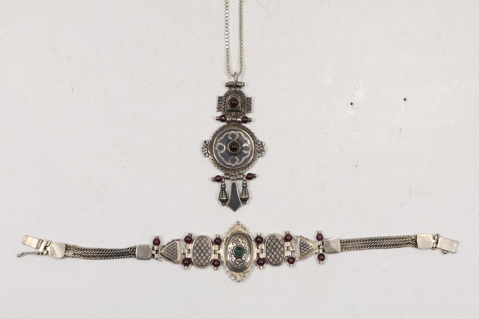 .925 Sterling Silver Victorian / Edwardian Bracelet with Green Spinel & Garnet Beads Double Rope, (1 of 12)
