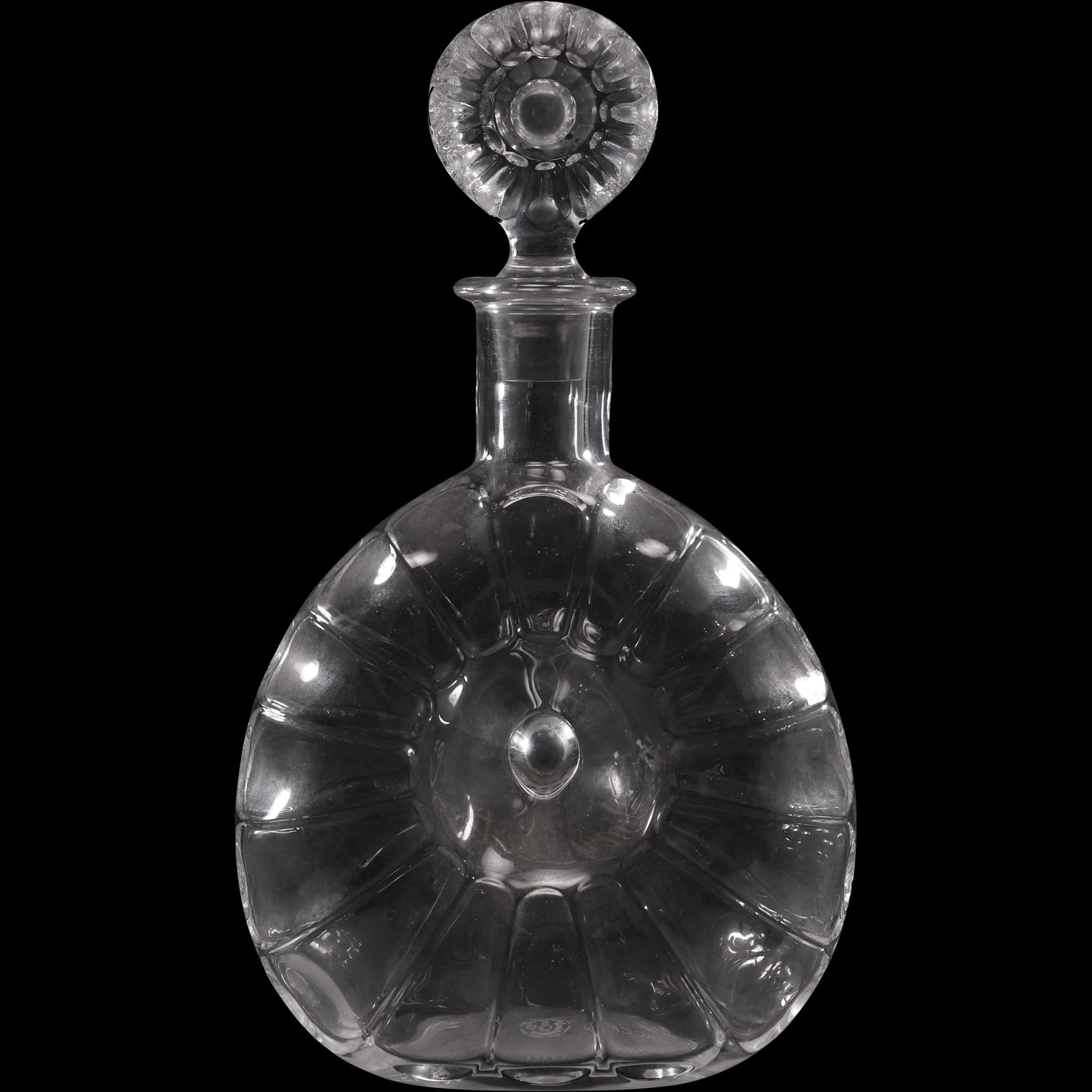 Baccarat crystal decanter made for E. Remy Martin & Co. cognac. 10.5 in. height x 6 in. wide: Baccarat crystal decanter made for E. Remy Martin & Co. cognac. size: 10.5h 6w S:A