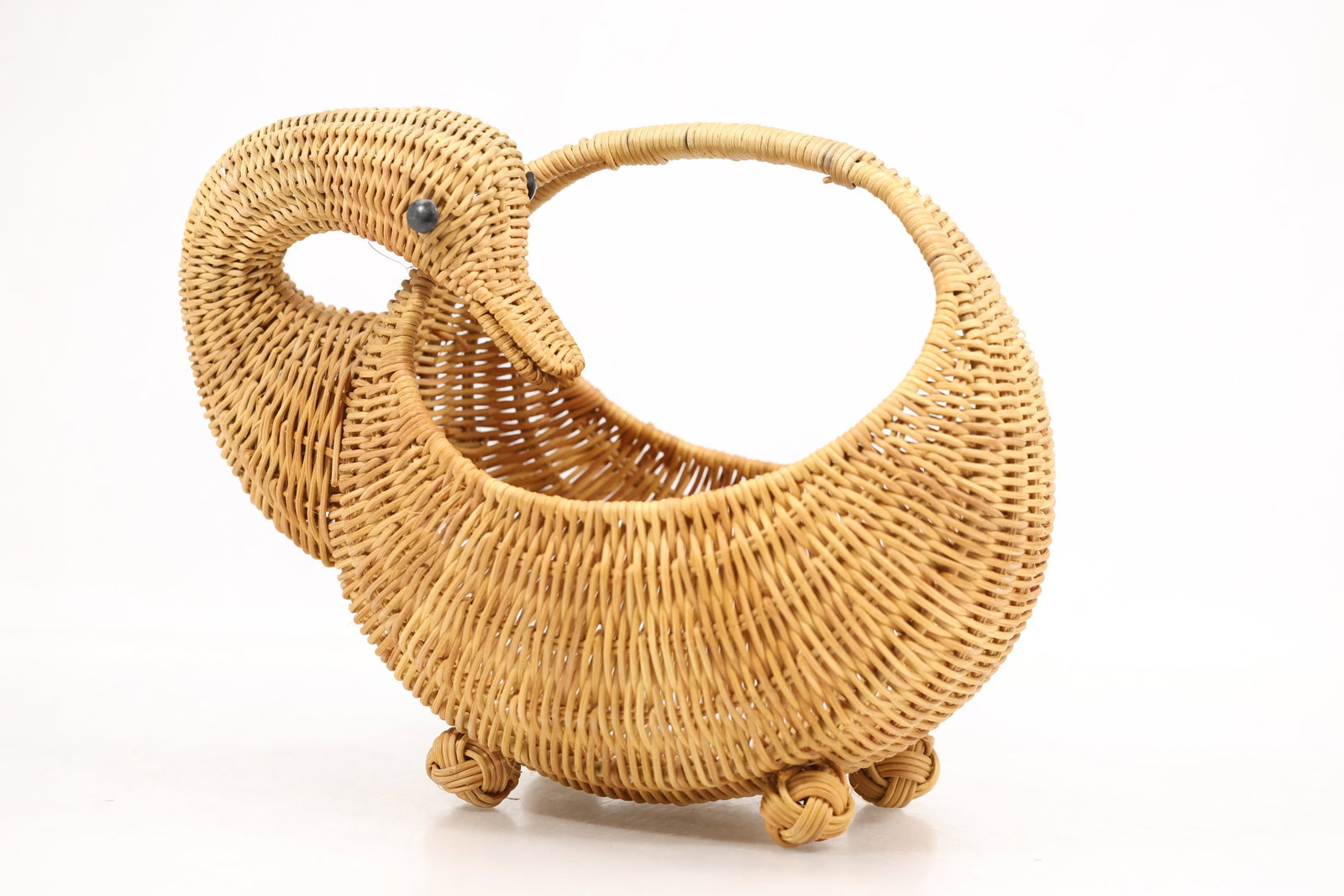 Vintage Woven Wicker Rattan Duck Basket: Vintage Woven Wicker Rattan Duck Basket size: 10h 11.5w 7w S:B** Important Auction information:**** All lot descriptions in this auction were generated using artificial intelligence piloting