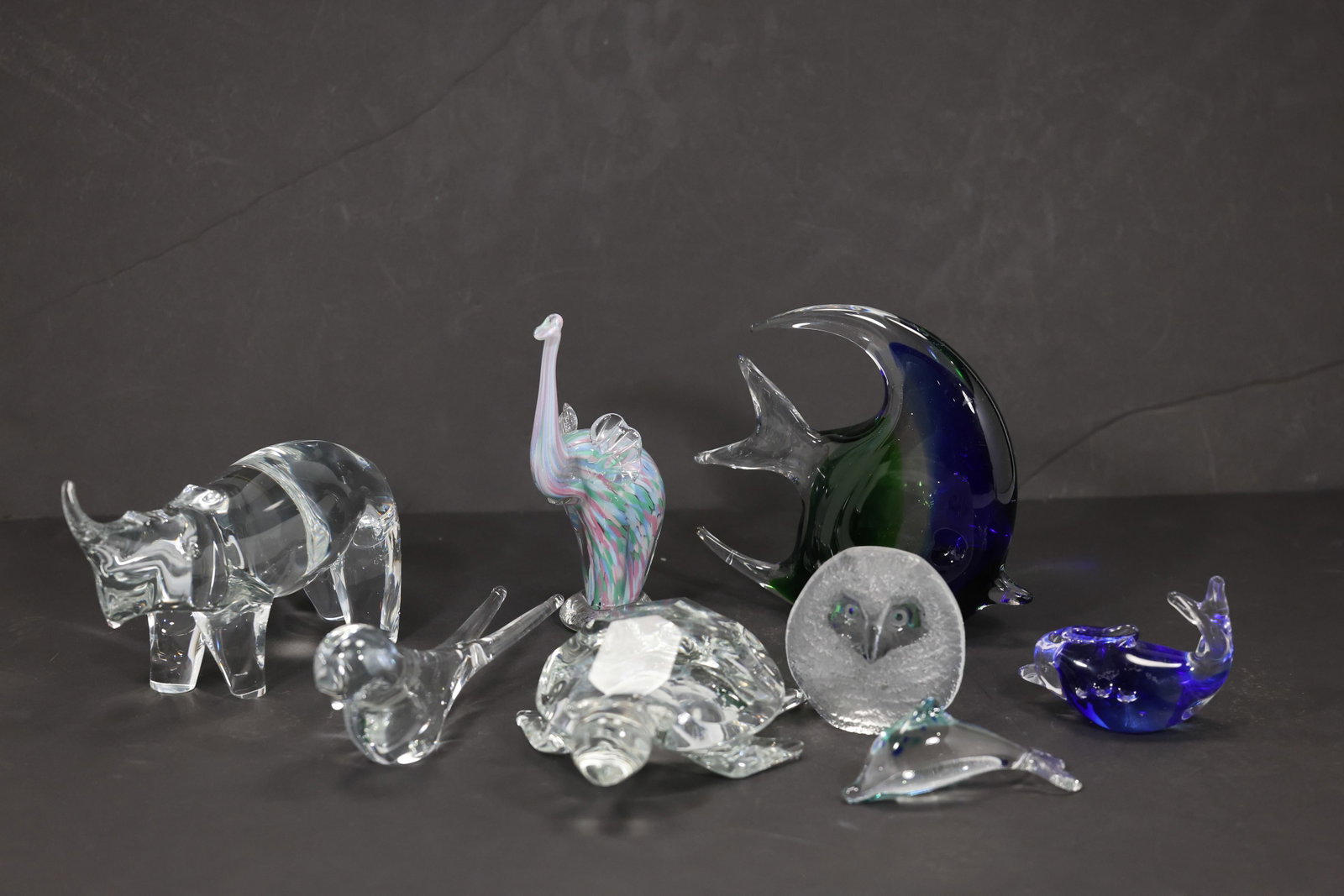 Large Lot of Art Glass Animal Figurines: Large Lot of Art Glass Animal Figurines size: 6.5h 7w S:C** Important Auction information:**** All lot descriptions in this auction were generated using artificial intelligence piloting innovative tec