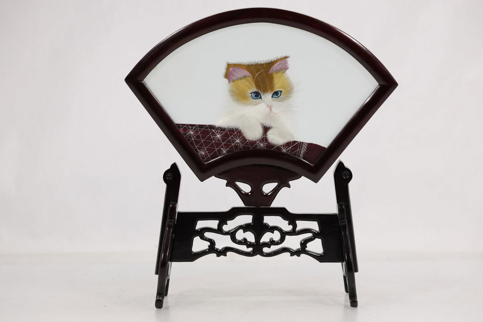 Chinese Su double-sided silk embroidery table screen: This item is a Chinese Su double-sided silk embroidery table screen featuring a kitten in a wooden fan-shaped frame size: 12h 11w S:B** Important Auction information:**** All lot descriptions in this 