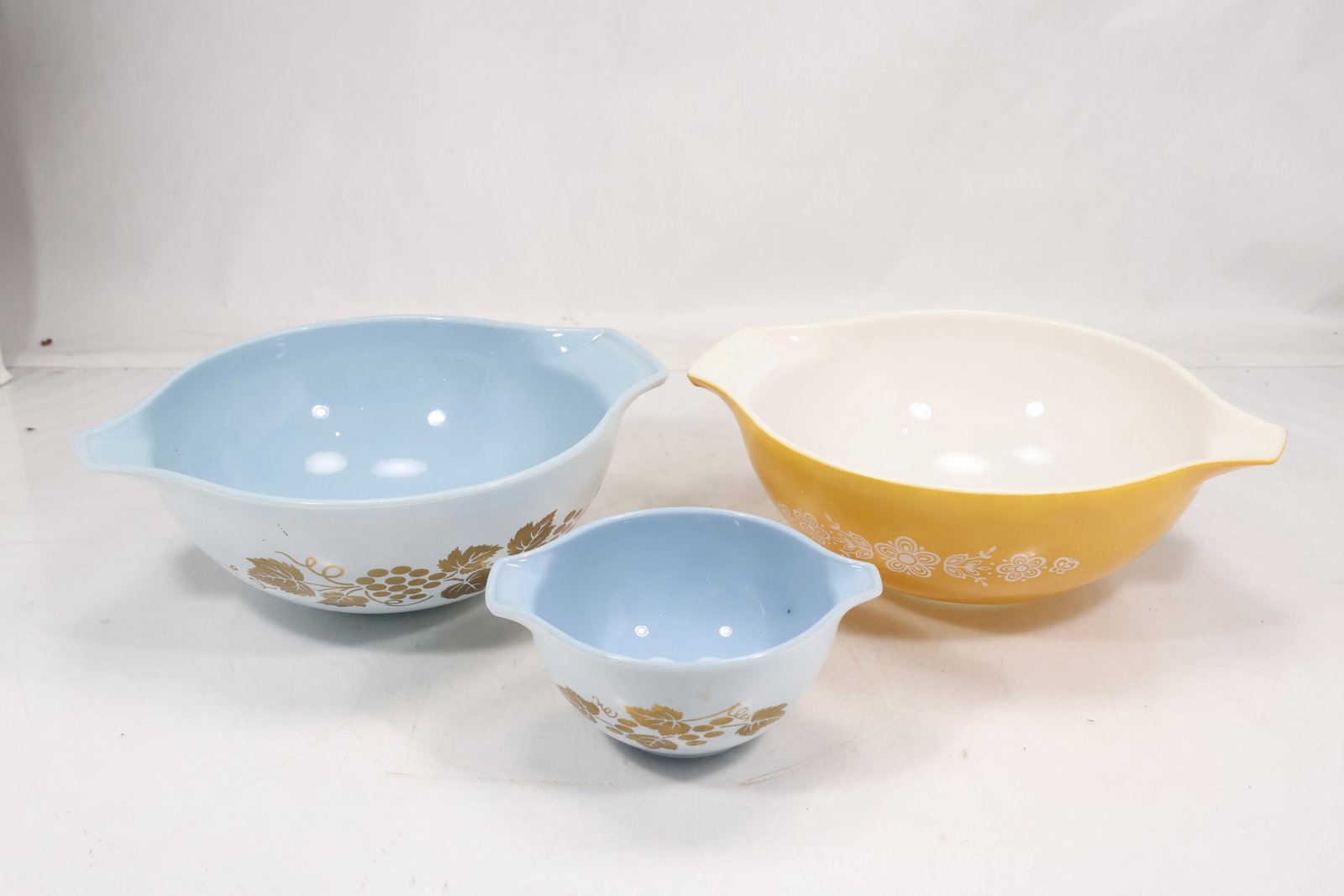 Three Vintage Pyrex Mixing Bowls Including Butterfly Gold and Golden Grapes Patterns (1 of 10)