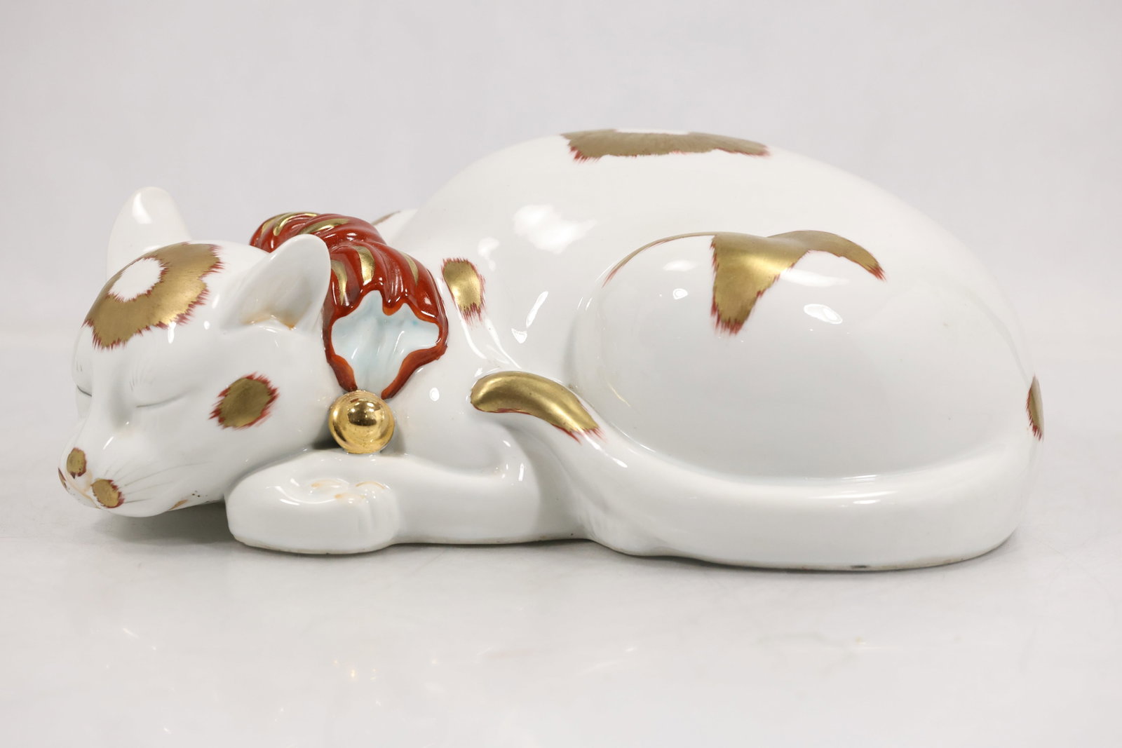 Large Reclining Porcelain Cat Figurine with Gilt Spots (1 of 12)