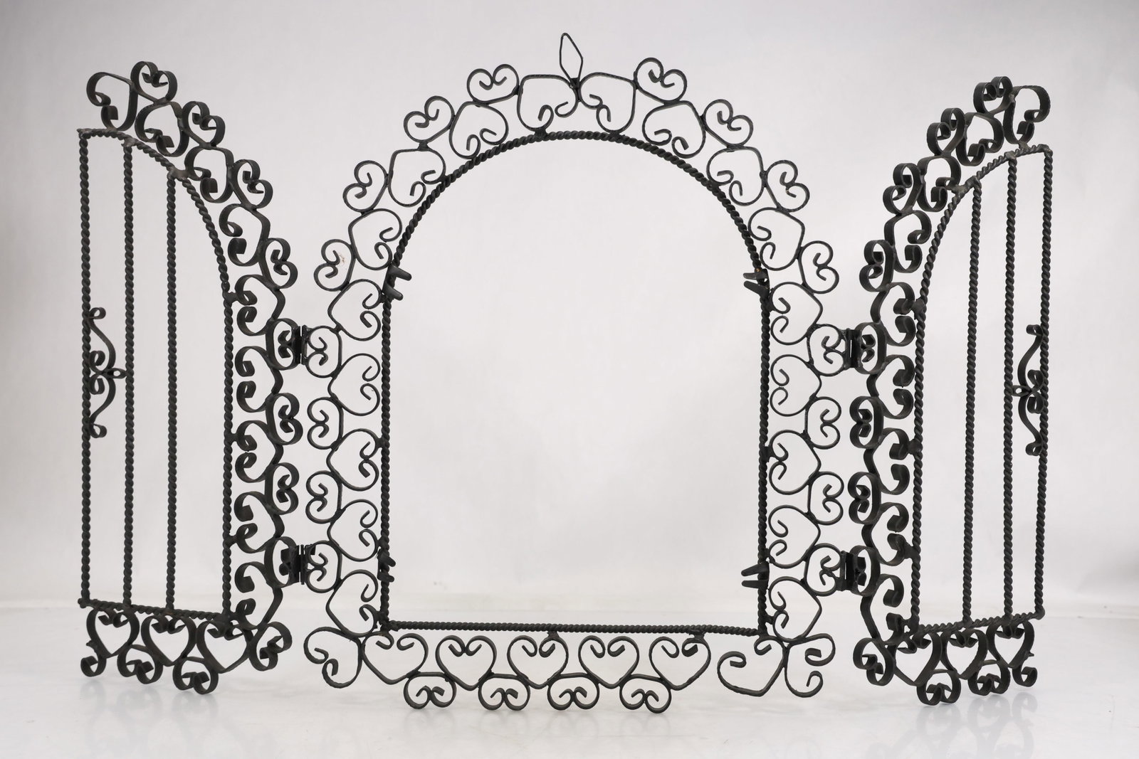 Decorative Metal Garden Fence Picture Frame: Decorative Metal Garden Fence Picture Frame size: 14h 13.75w S:F** Important Auction information:**** All lot descriptions in this auction were generated using artificial intelligence piloting