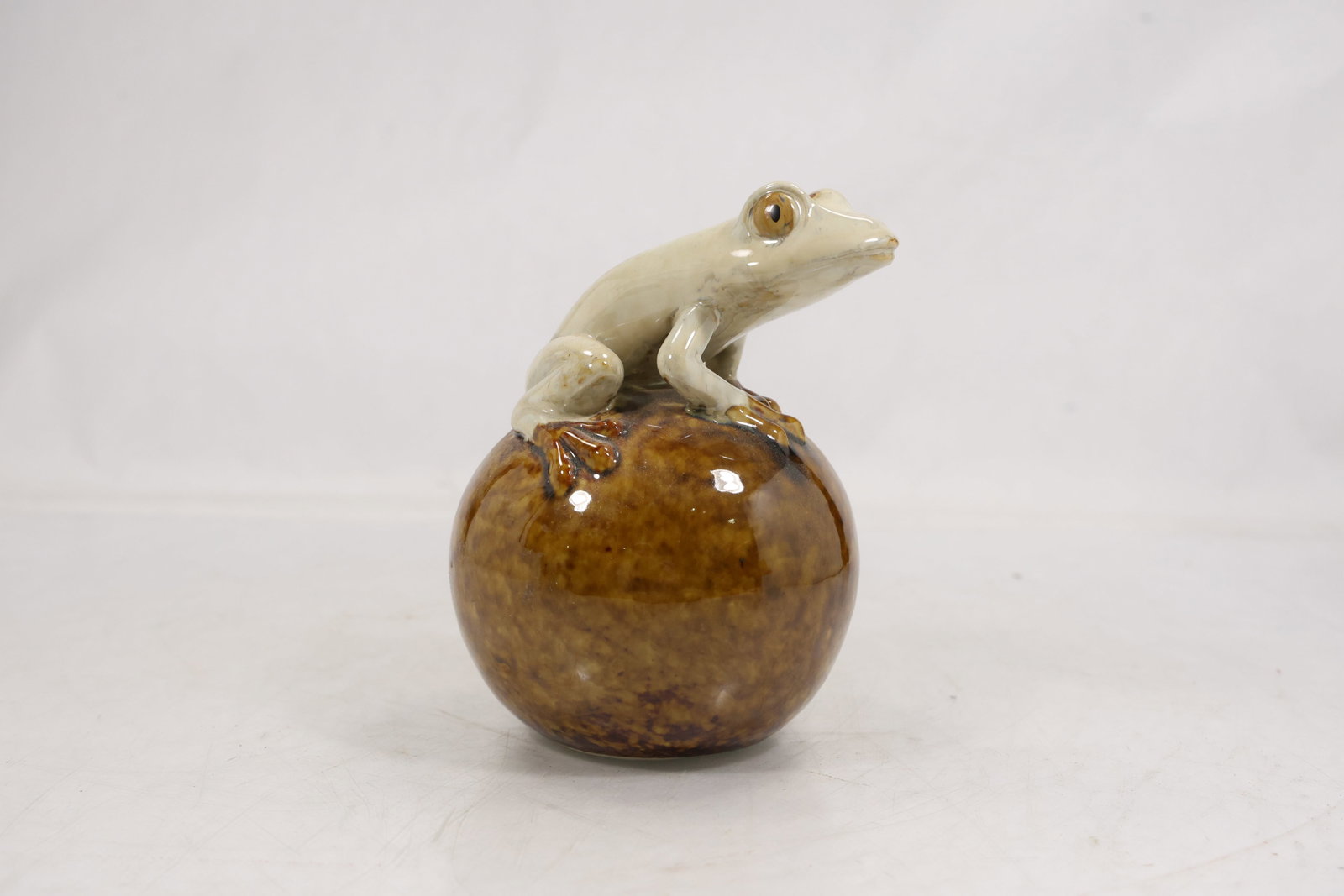 Art Pottery Majolica Tree Frog Orb Sphere (1 of 12)