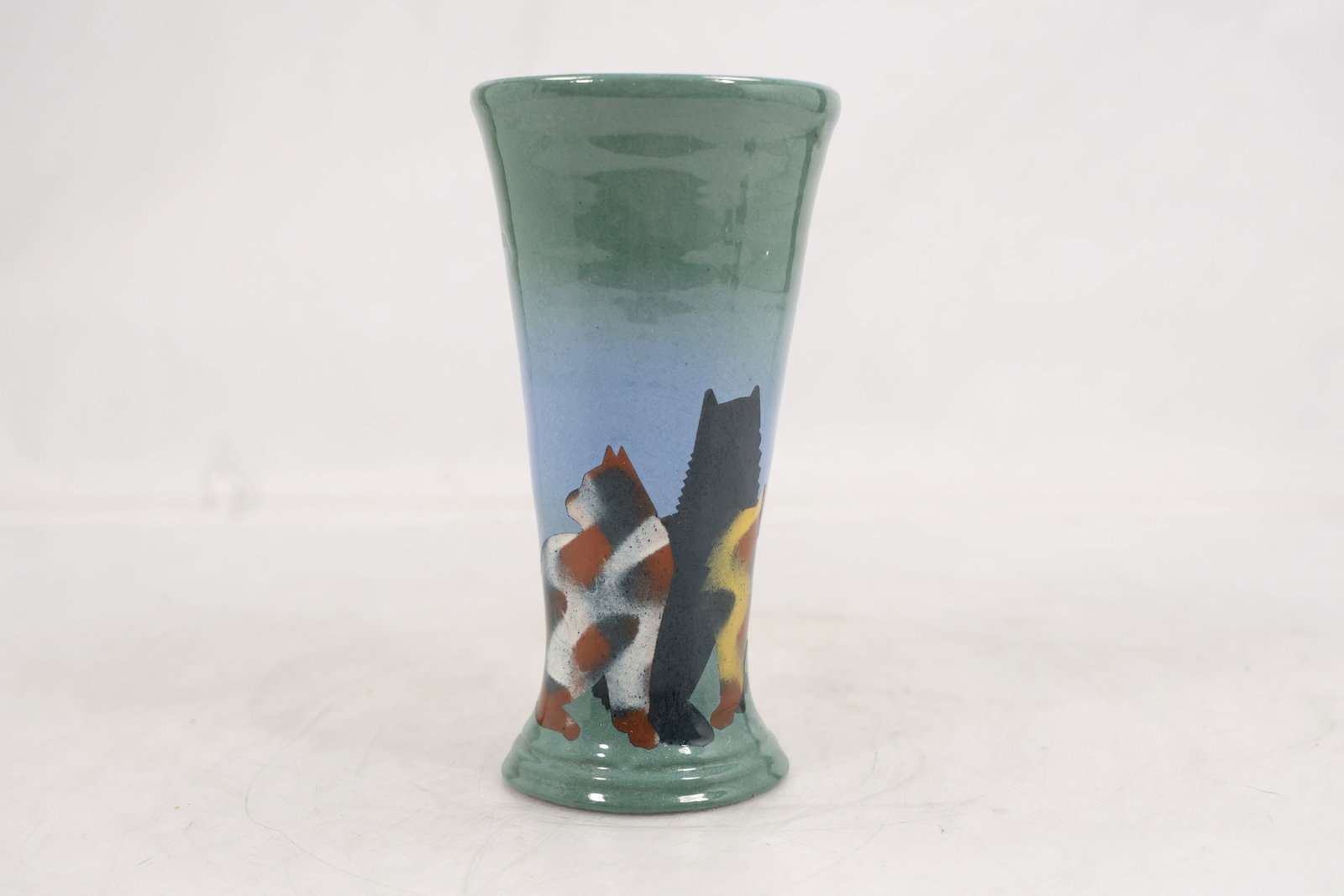 Mid Century Pottery Hand Painted Cats Design Vase: Mid Century Pottery Hand Painted Cats Design Vase size: 7h 3.5w S:G** Important Auction information:**** All lot descriptions in this auction were generated using artificial intelligence piloting inno
