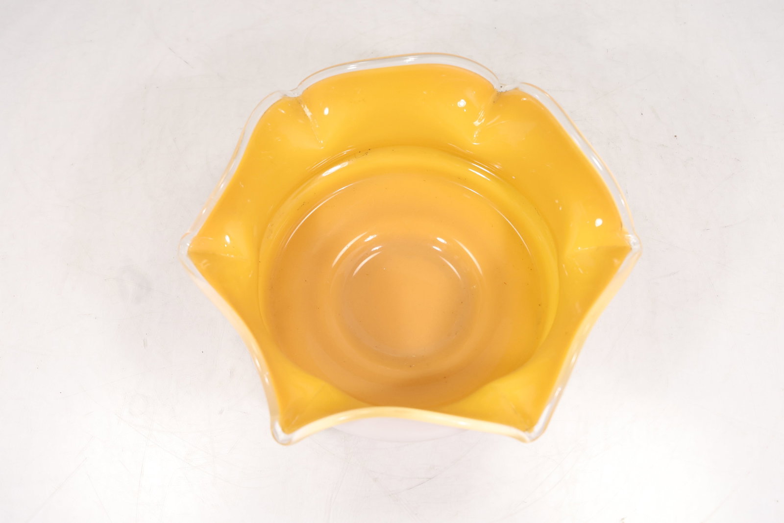 Vintage Art Glass Bowl with a Fazzoletto Design: Vintage Art Glass Bowl with a Fazzoletto Design size: 4.5h 9.5w S:H** Important Auction information:**** All lot descriptions in this auction were generated using artificial intelligence piloting inno