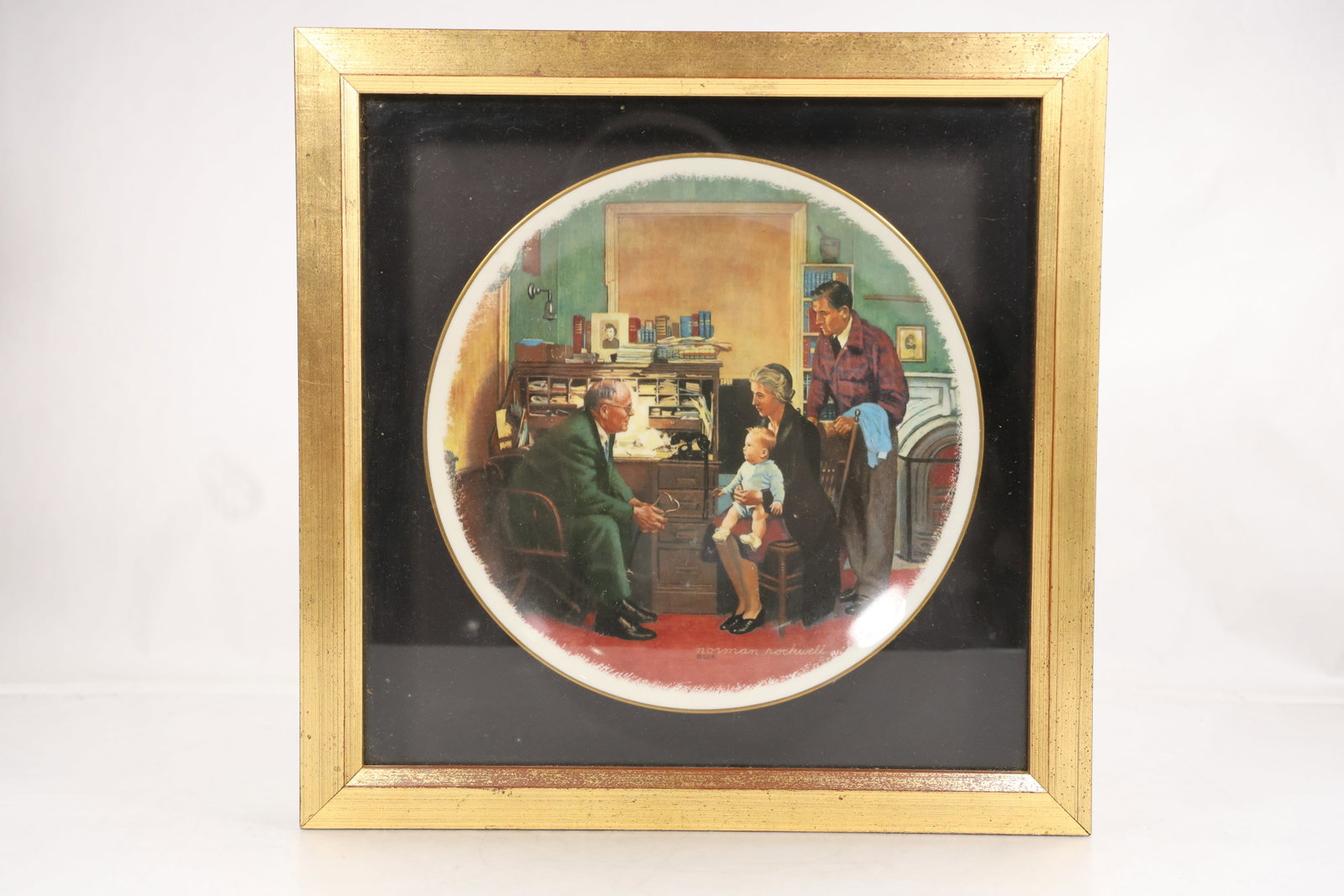Norman Rockwell “The Annual Visit” Collector Plate – Gorham Fine China: Norman Rockwell collector plate titled The Annual Visit, produced by Gorham Fine China. Featuring Rockwell’s iconic narrative style, the scene captures a warmly rendered moment of everyday Americana