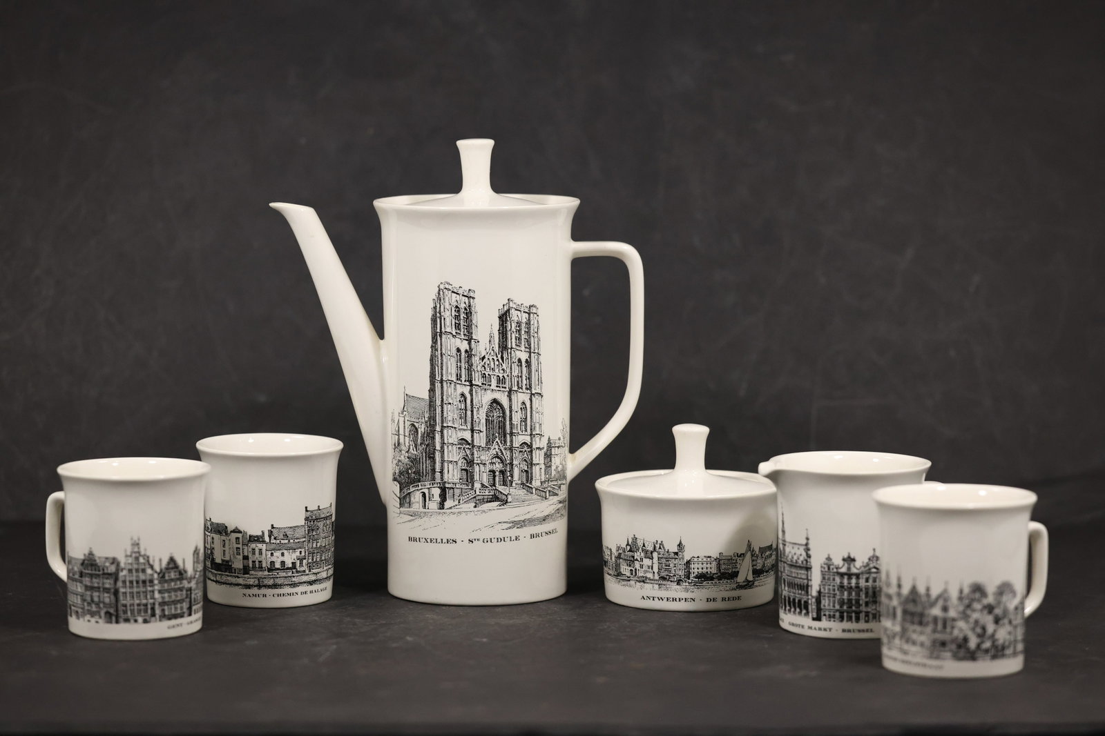 Vintage Villeroy and Boch Belgian Cities Pitcher and Four Beakers (1 of 20)