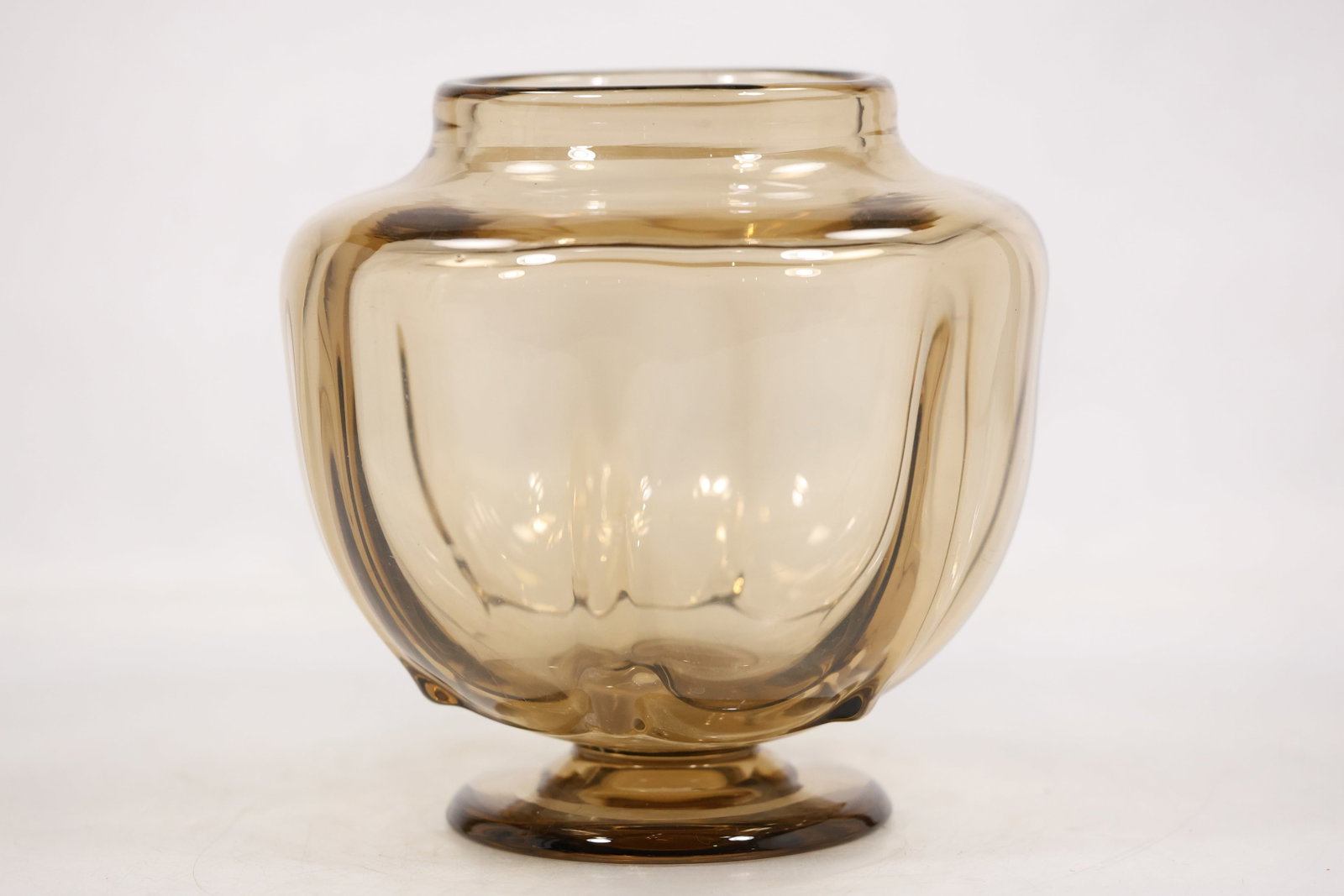 Beige Opalescent Art Glass Vase (1 of 12)