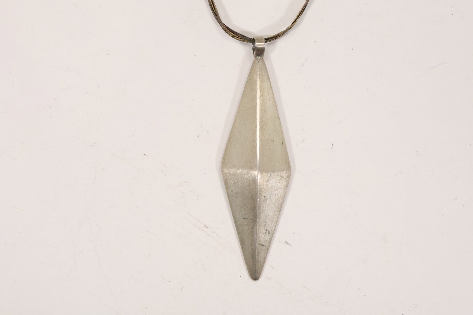 Italian Sterling Tricolor Necklace and Modernist Pendant: A sterling silver group includes an Italy marked tricolor necklace and a separate triangular modernist pendant. Contrasting silver gold tone and rose tone surfaces create the three color effect. The