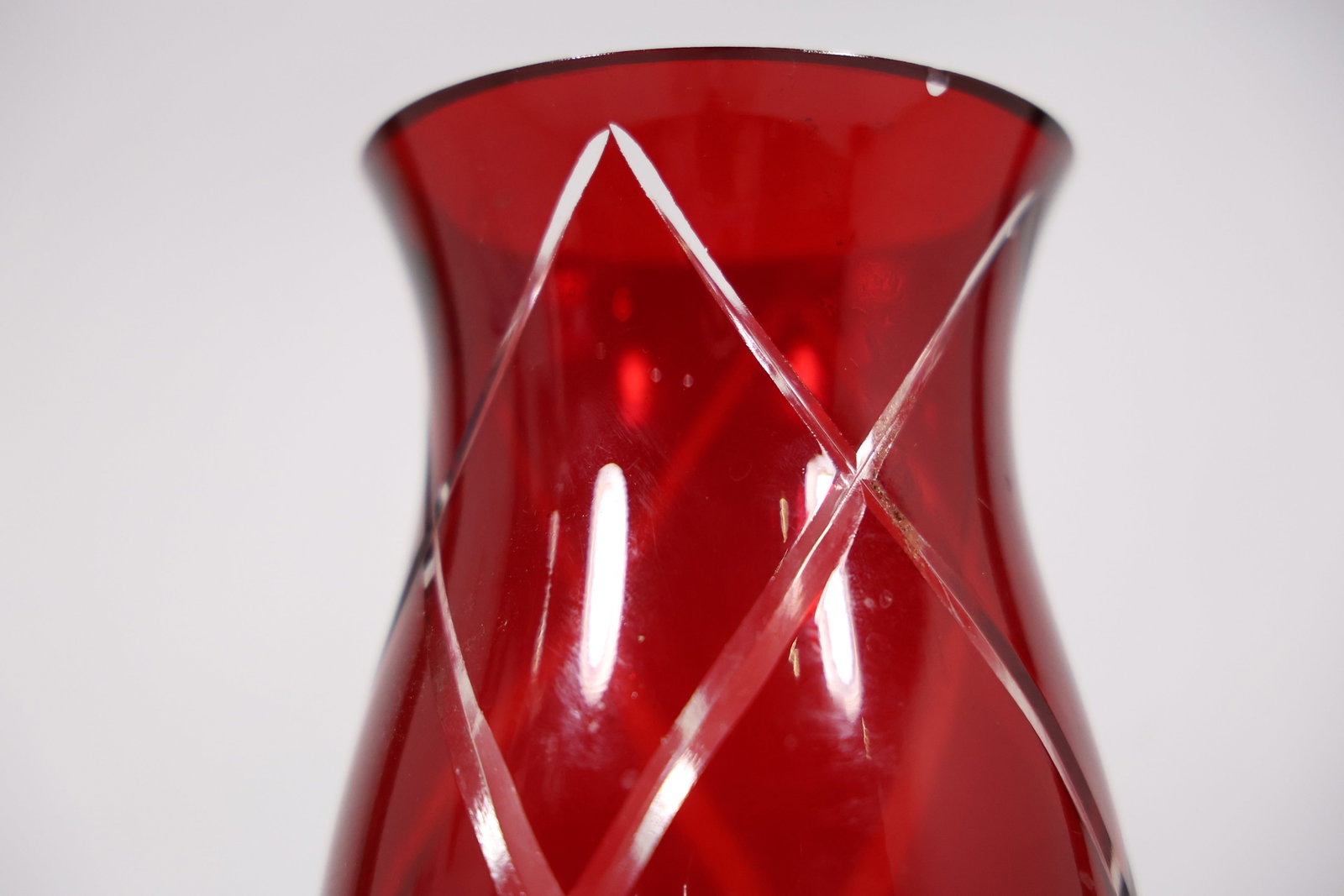 Ruby Red Diamond Pattern Art Glass Vase - 10