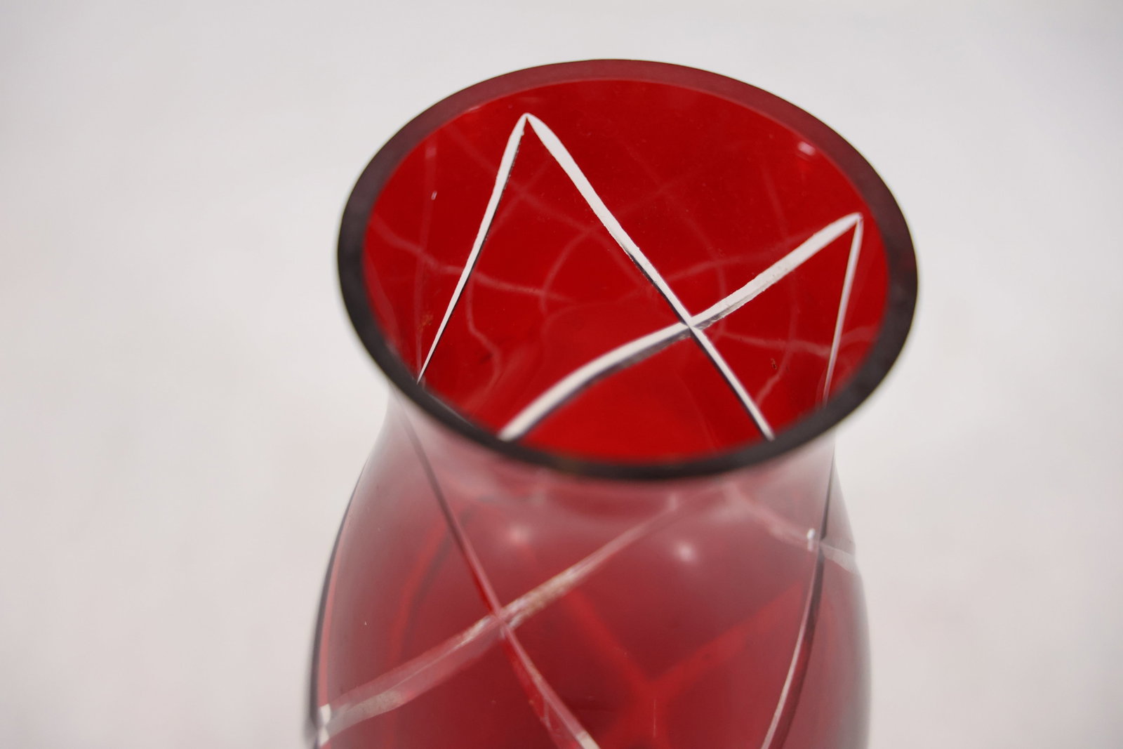 Ruby Red Diamond Pattern Art Glass Vase - 11