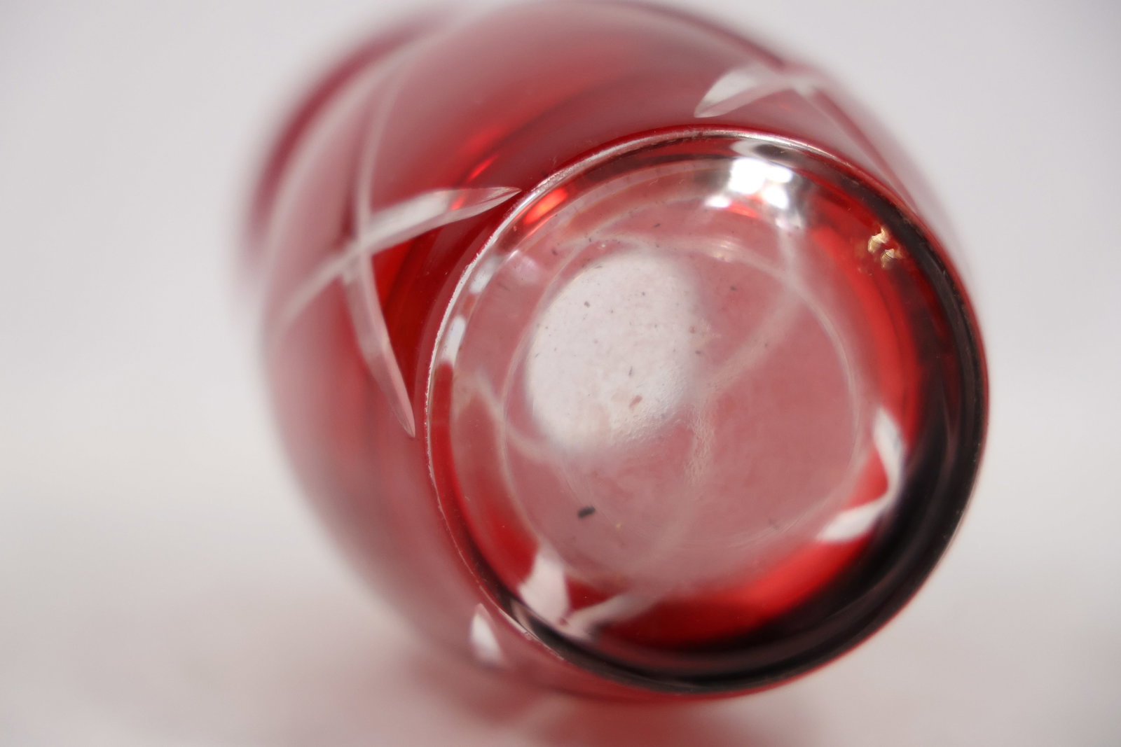 Ruby Red Diamond Pattern Art Glass Vase - 12