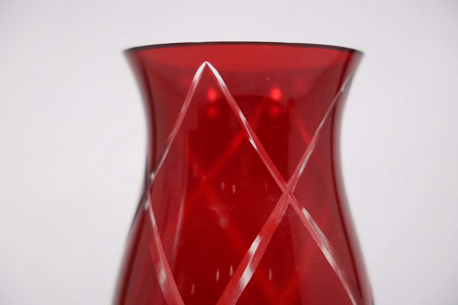 Ruby Red Diamond Pattern Art Glass Vase - 2