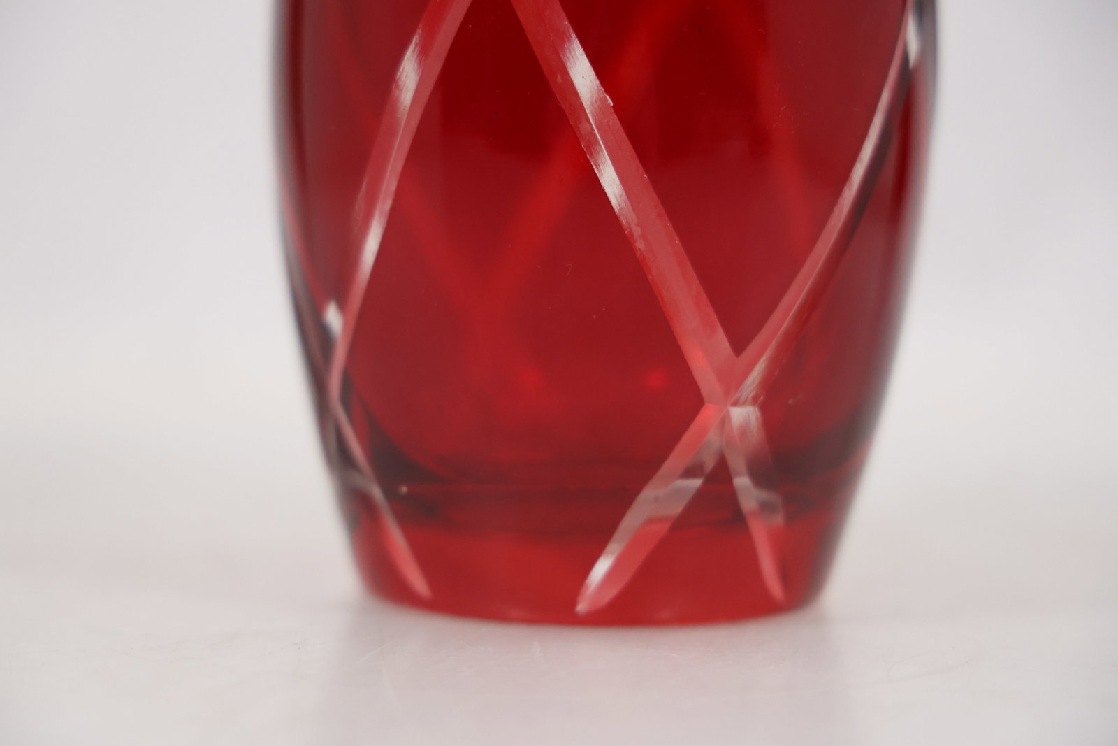 Ruby Red Diamond Pattern Art Glass Vase - 4