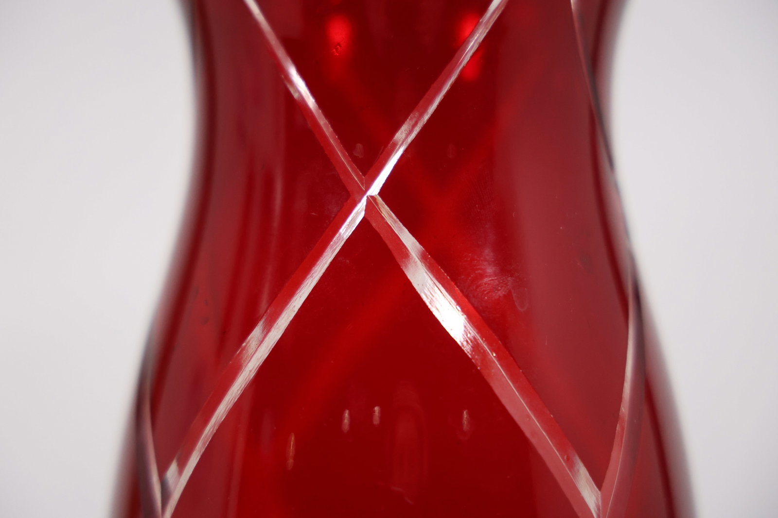 Ruby Red Diamond Pattern Art Glass Vase - 7