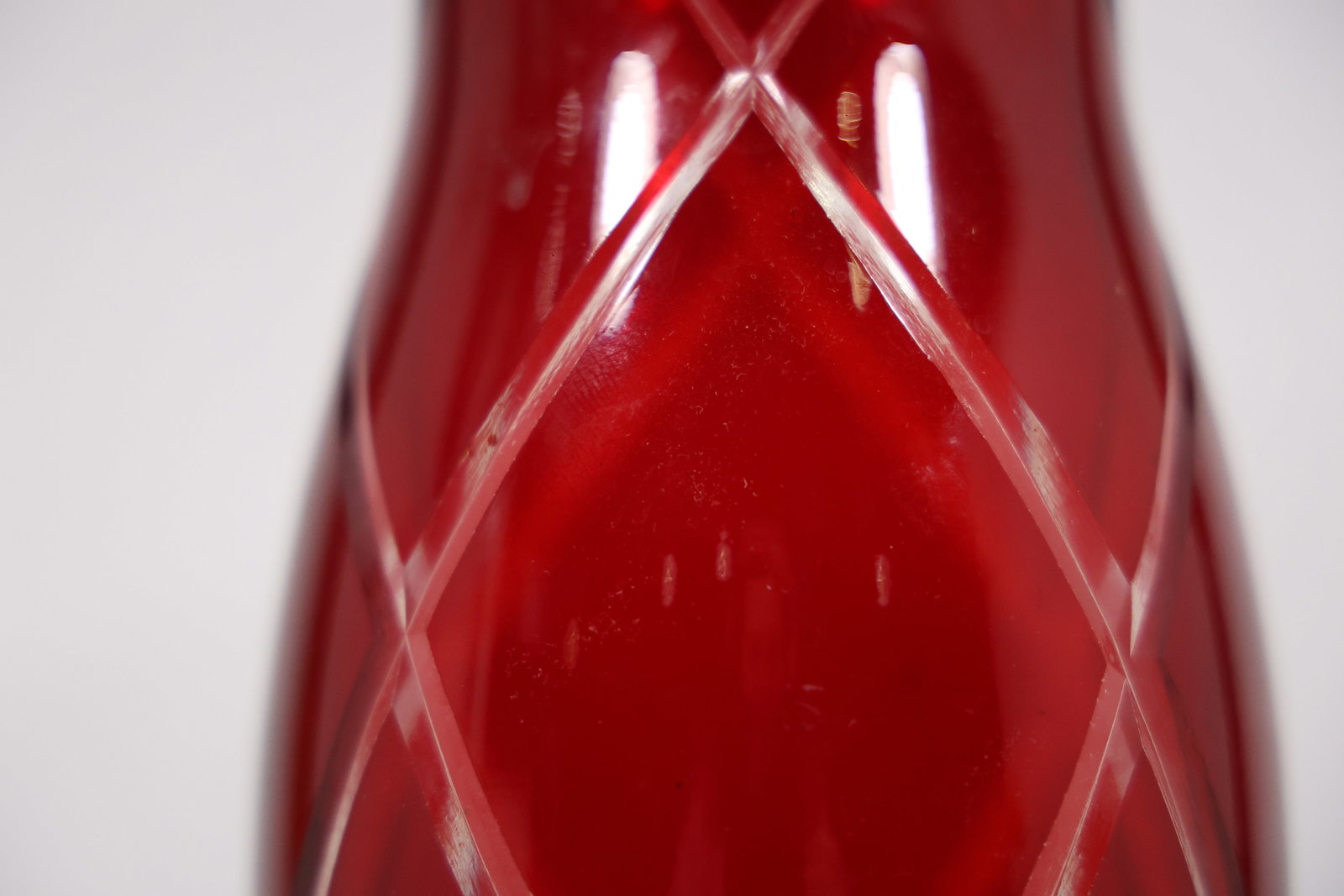 Ruby Red Diamond Pattern Art Glass Vase - 8
