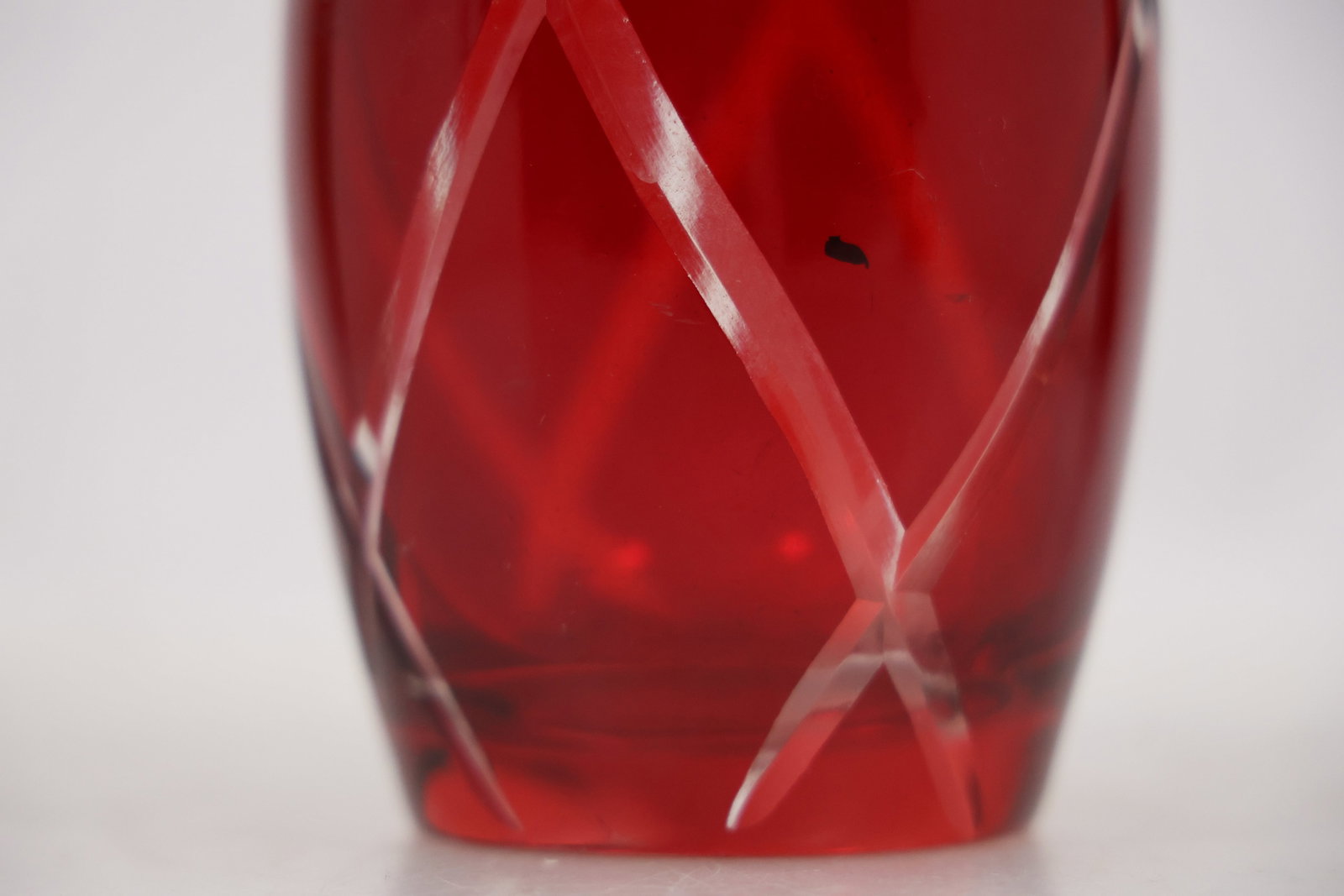 Ruby Red Diamond Pattern Art Glass Vase - 9