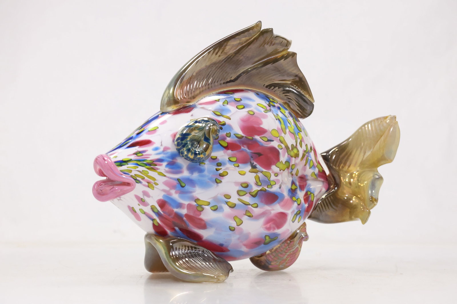 Signed Paul Allen Counts American Studio Art Glass Fish Sculpture: A large, exceptional hand-formed studio art glass fish sculpture by the acclaimed American glass artist Paul Allen Counts. Masterfully blown with whimsical modeling, the fish's body features a complex