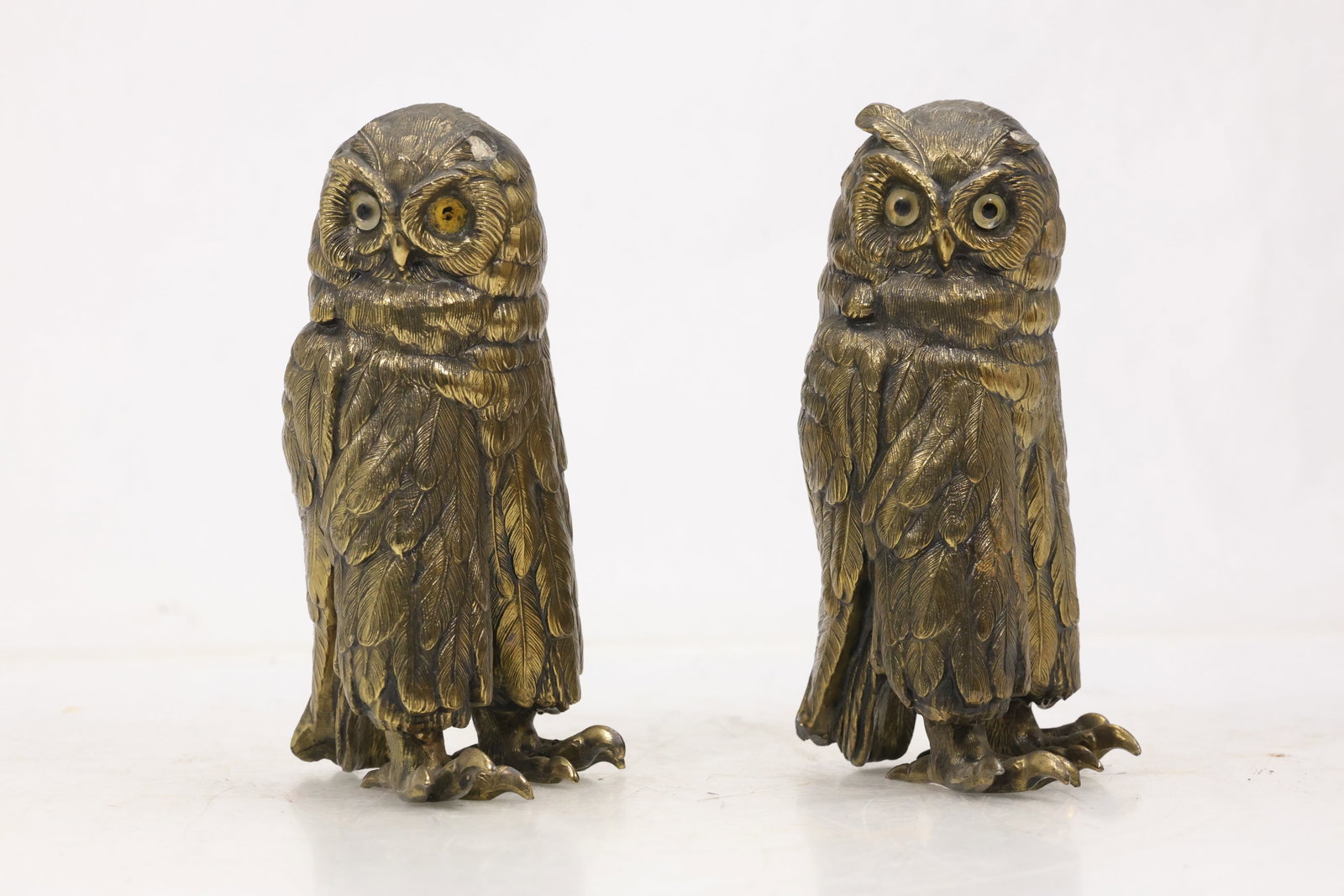 Vintage Pair of Figural Brass Owl Bookends / Figurines: Vintage Pair of Figural Brass Owl Bookends / Figurines 6.5h 3w S:R** Important Auction information:**** All lot descriptions in this auction were generated using artificial intelligence piloting