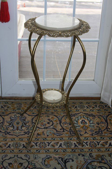 VICTORIAN BRASS AND ONYX ROUND PARLOR STAND: VICTORIAN BRASS AND ONYX ROUND PARLOR STAND. very good brass finish, the 2 onyx pieces both show a chip; top of stand has woman faces; Measures: 29 1/2" height, 15" diameter, 15 1/4" diameter legs, on