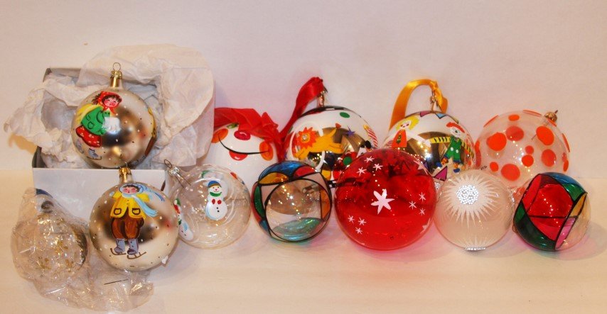 12 assorted CHRISTMAS ORNAMENTS, ITALY Balls (1 of 5)
