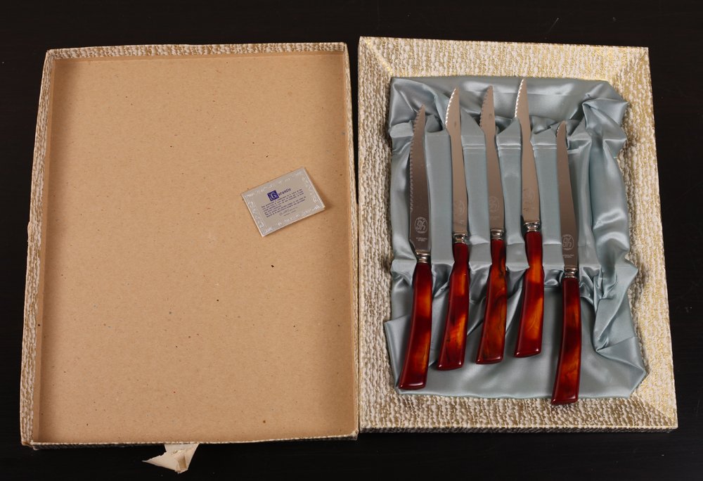 6 Boxed Glo-Hill Steak Knives: Six vintage Glo-Hill Steak Knive set with maplewood Bakelite handles. Box appears to be missing one knife. 8.5" L.