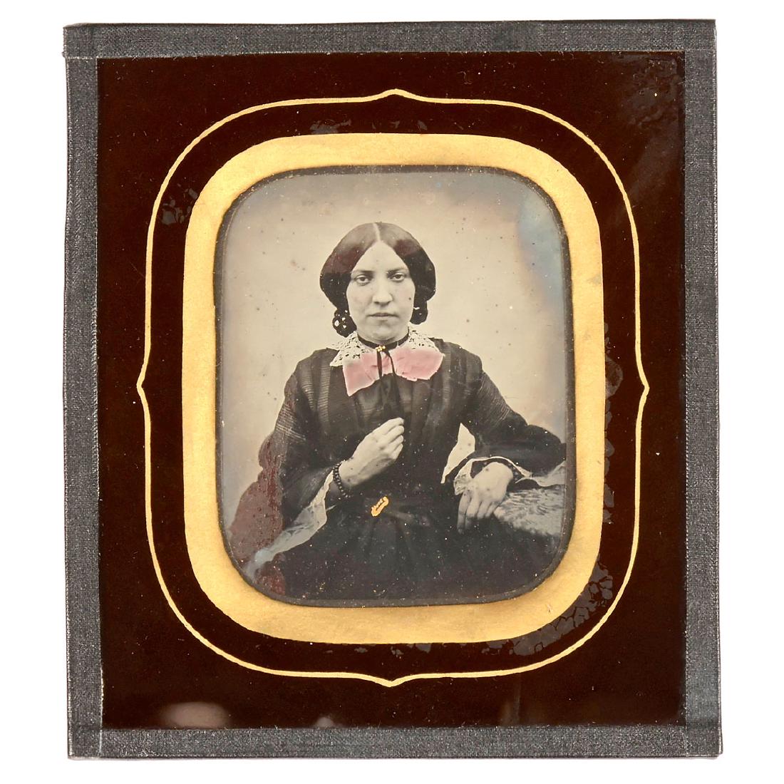 Ambrotype "New's Photographic Portrait Gallery", July: Ambrotype "New's Photographic Portrait Gallery", July 15, 1857 "3, Upper Queen's Buildings Bromton". ¼ plate, portrait of a lady, hand-tinted and gold-colored, exterior dimension 11 x 13 cm. Ambrotyp