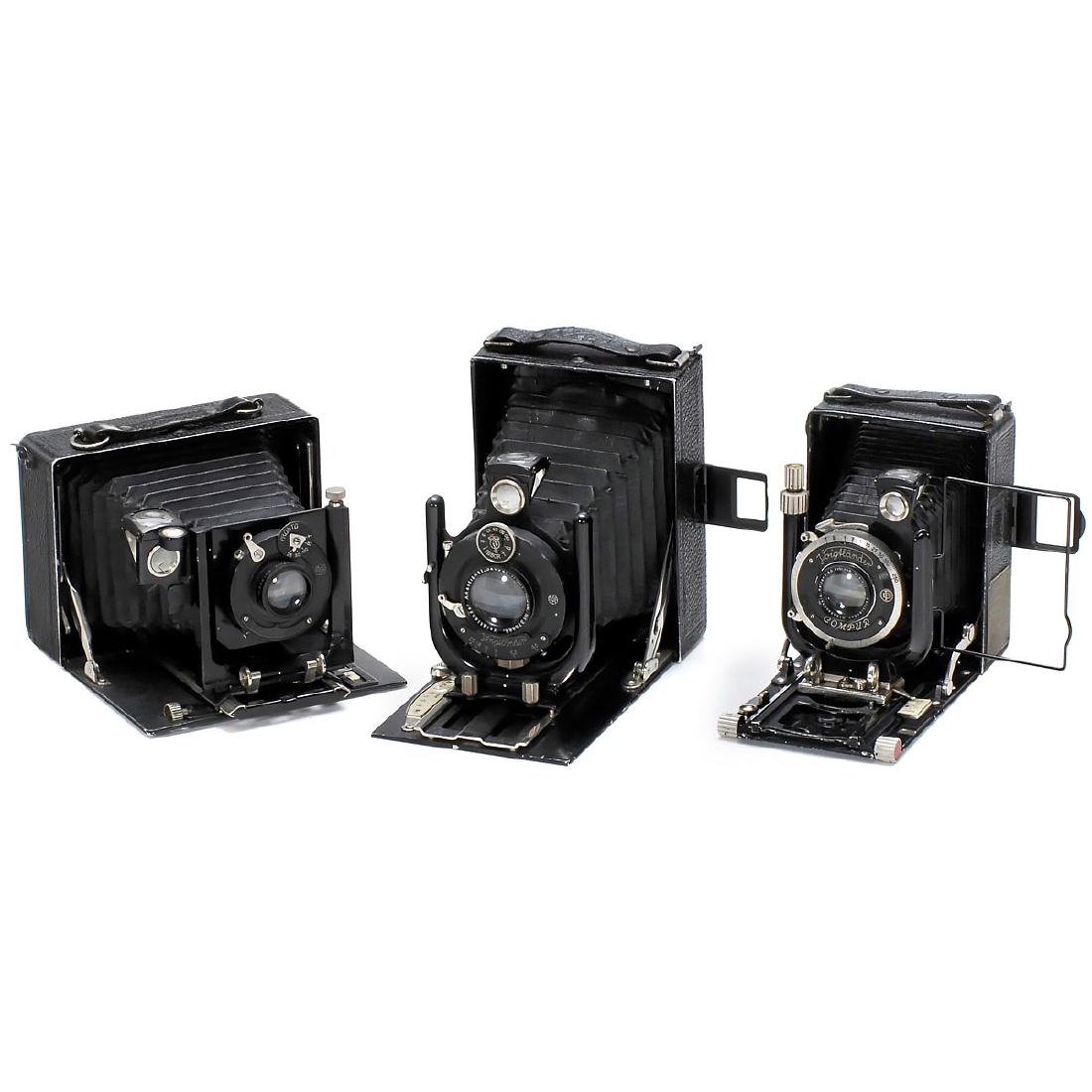 Voigtländer: Bergheil, Avus und Vag: Voigtländer: Bergheil, Avus und Vag Voigtländer, Braunschweig. 1) Bergheil 6,5 x 9 cm, third version, 1929, no. A520513, Heliar 4,5/10,5 cm in Compur, focusing screen back. (3+/2–3) – 2) Avus 9