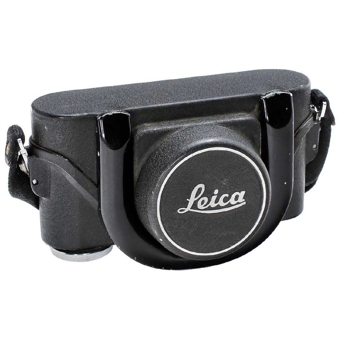 Leica "MOORB" Metal Everready Case, 1954: Leica "MOORB" Metal Everready Case, 1954 Leitz, Wetzlar. Water-resistant metal case for f-series Leicas with 5-cm lens. With camera screw and strap. Excellent condition. – Rare! Leica-Metalltasche M